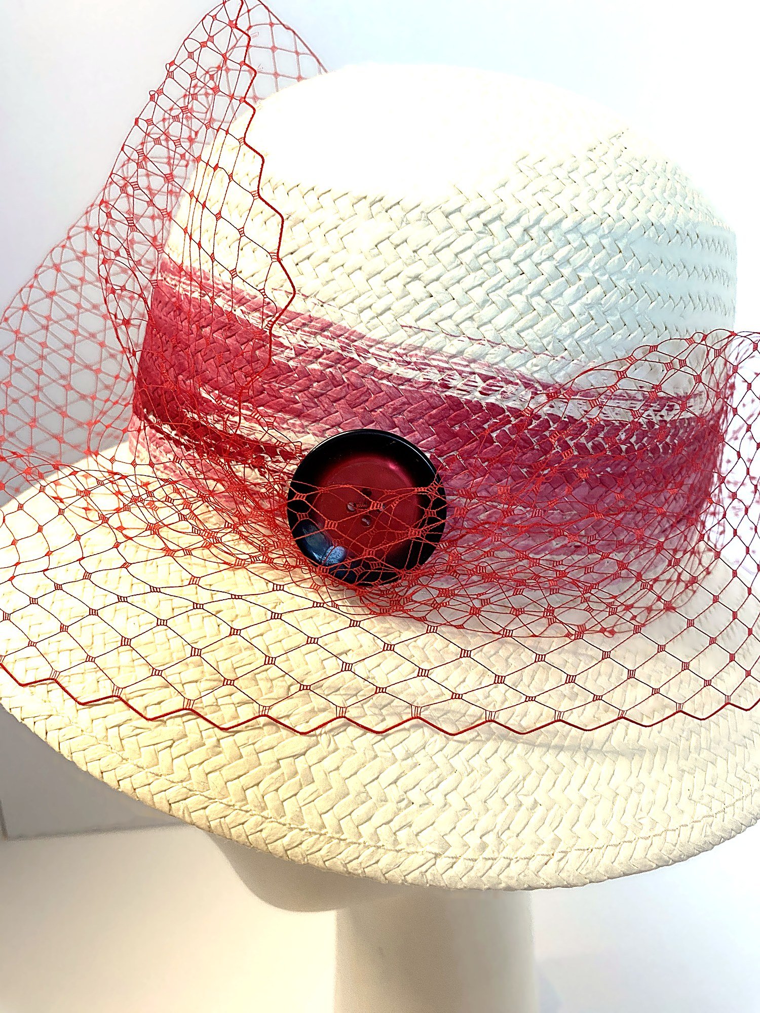 coté du chapeau cloche à voilette-rouge-03.jpg