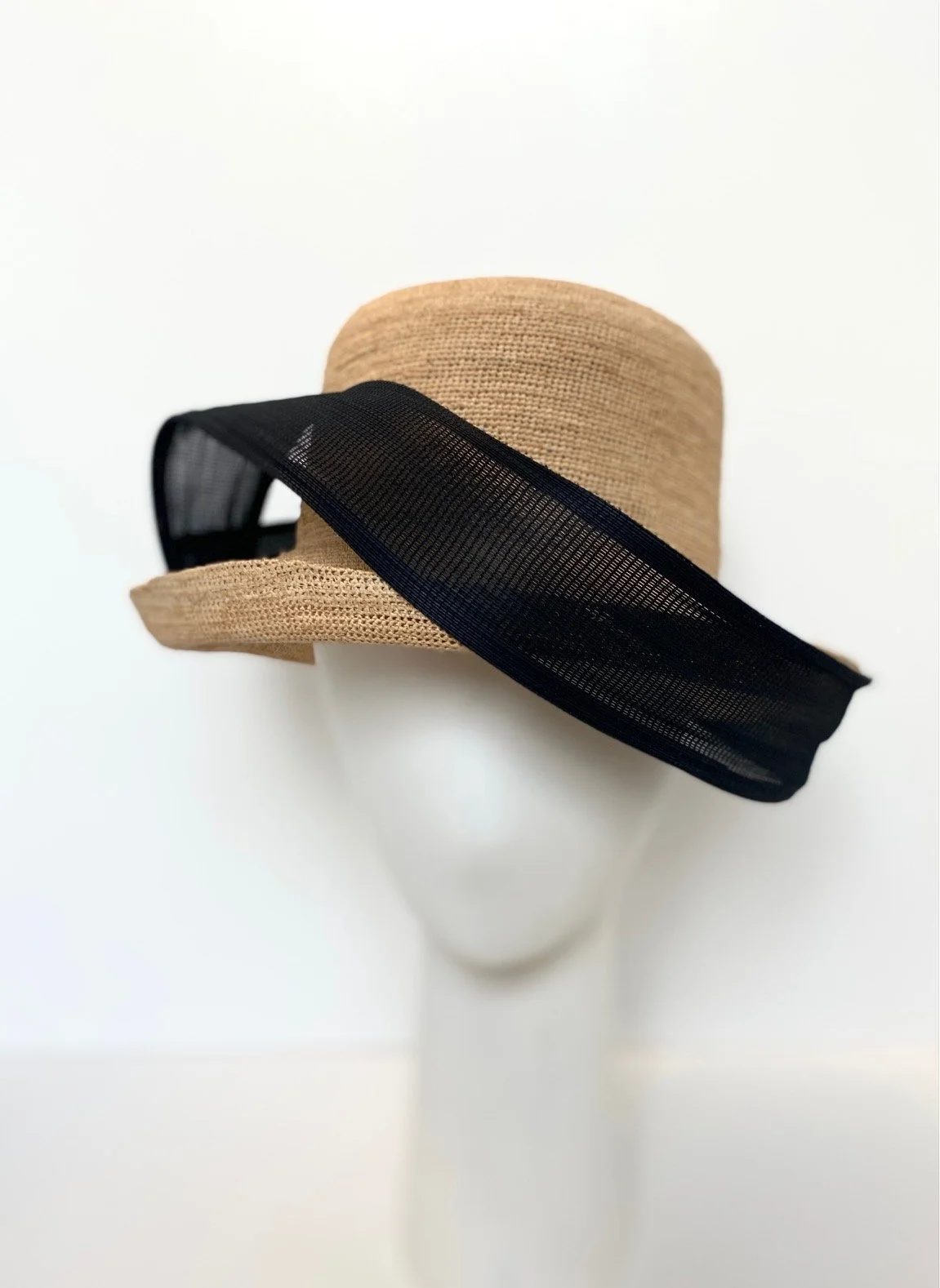 Tres belle matière pour cette capeline en raphia naturel avec une envolée noire en fibre de cactus pour mariage chic  à la campagne