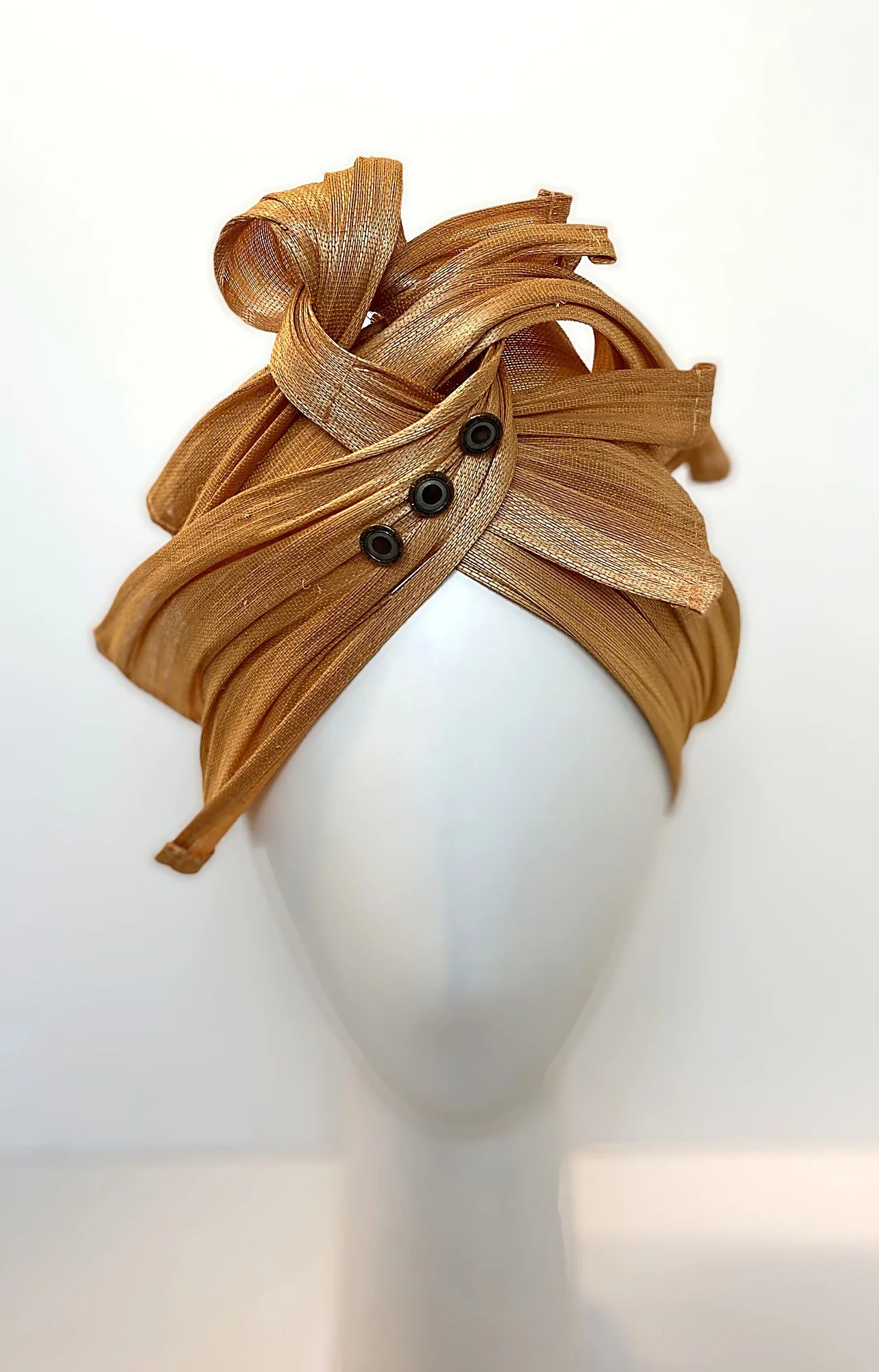 Grand turban soleil Celune en fibres naturelles safran et boutons anciens pour cérémonies Haute Couture