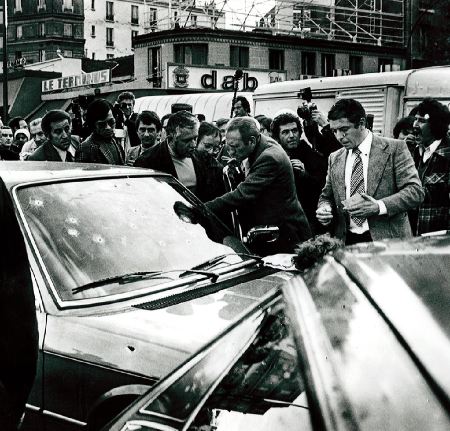Photographie de la neutralisation de Jacques Mesrine par la BRI en 1979.