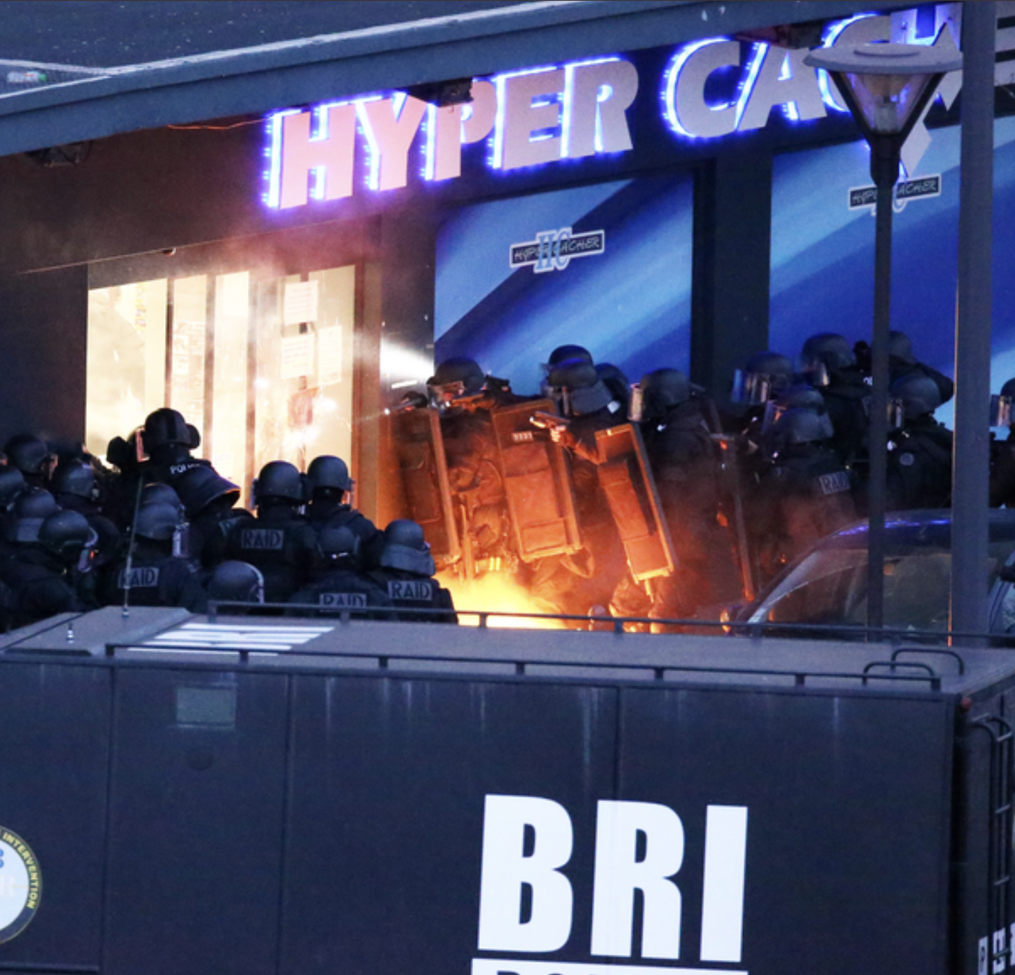 Photographie de l'intervention des policiers du RAID lors de l'attentat contre l'HYPERCACHER de Vincennes en janvier 2015. La BRI-PP était en soutien.