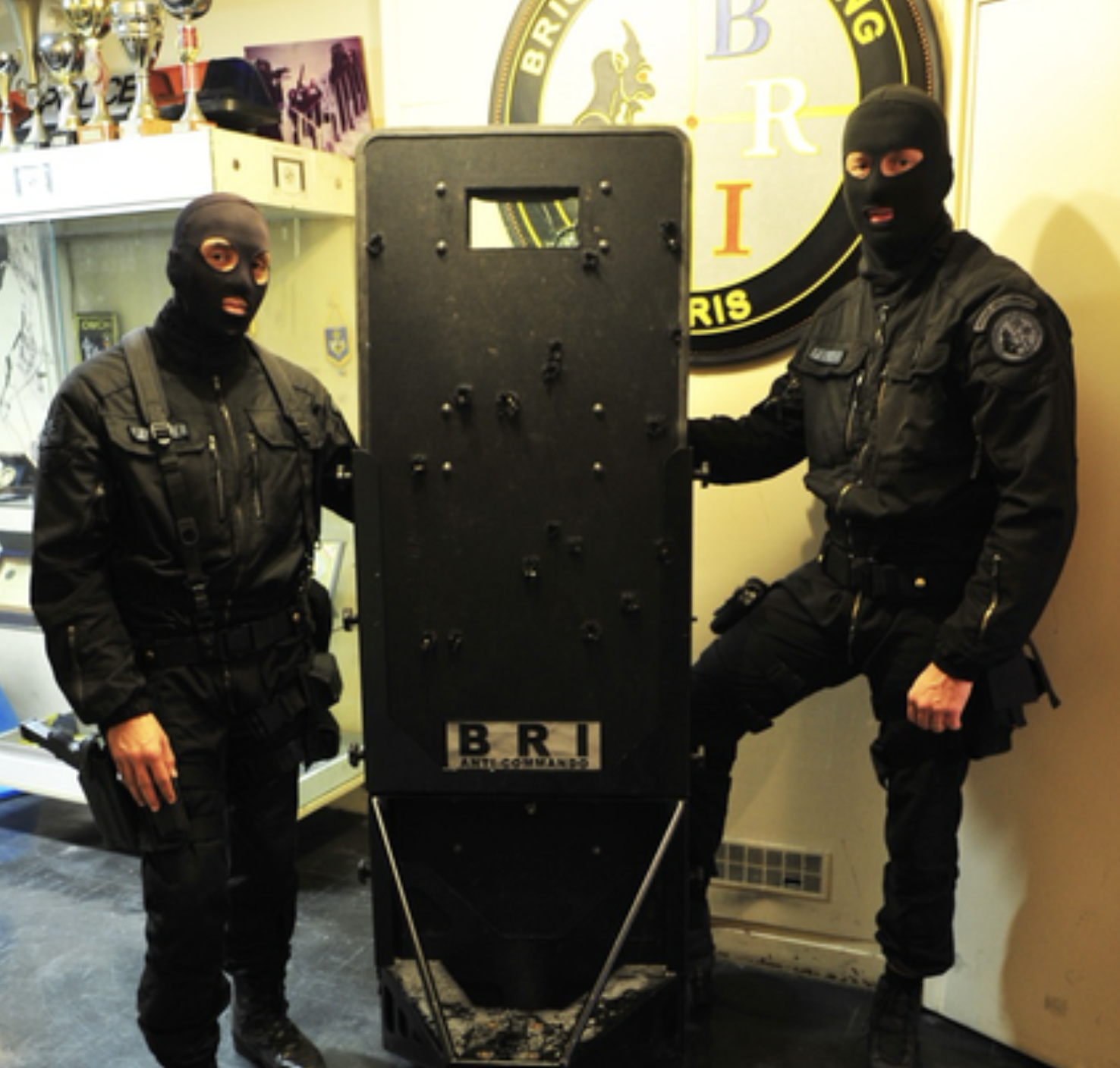 Policiers de la Brigade de Recherche et d'Intervention de la Préfecture de Police qui posent devant le bouclier "Ramsès" qui a servi lors de l'assaut contre les 2 derniers terroristes présent au Bataclan le 13 novembre 2015. Libérant ainsi 11 otages.