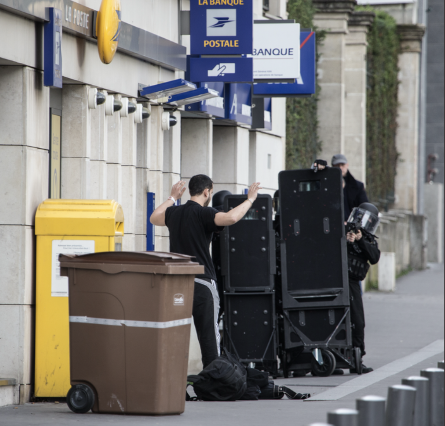 Photographie de presse de la rédition du preneur d'otages de la Poste de Colombe en 2015.