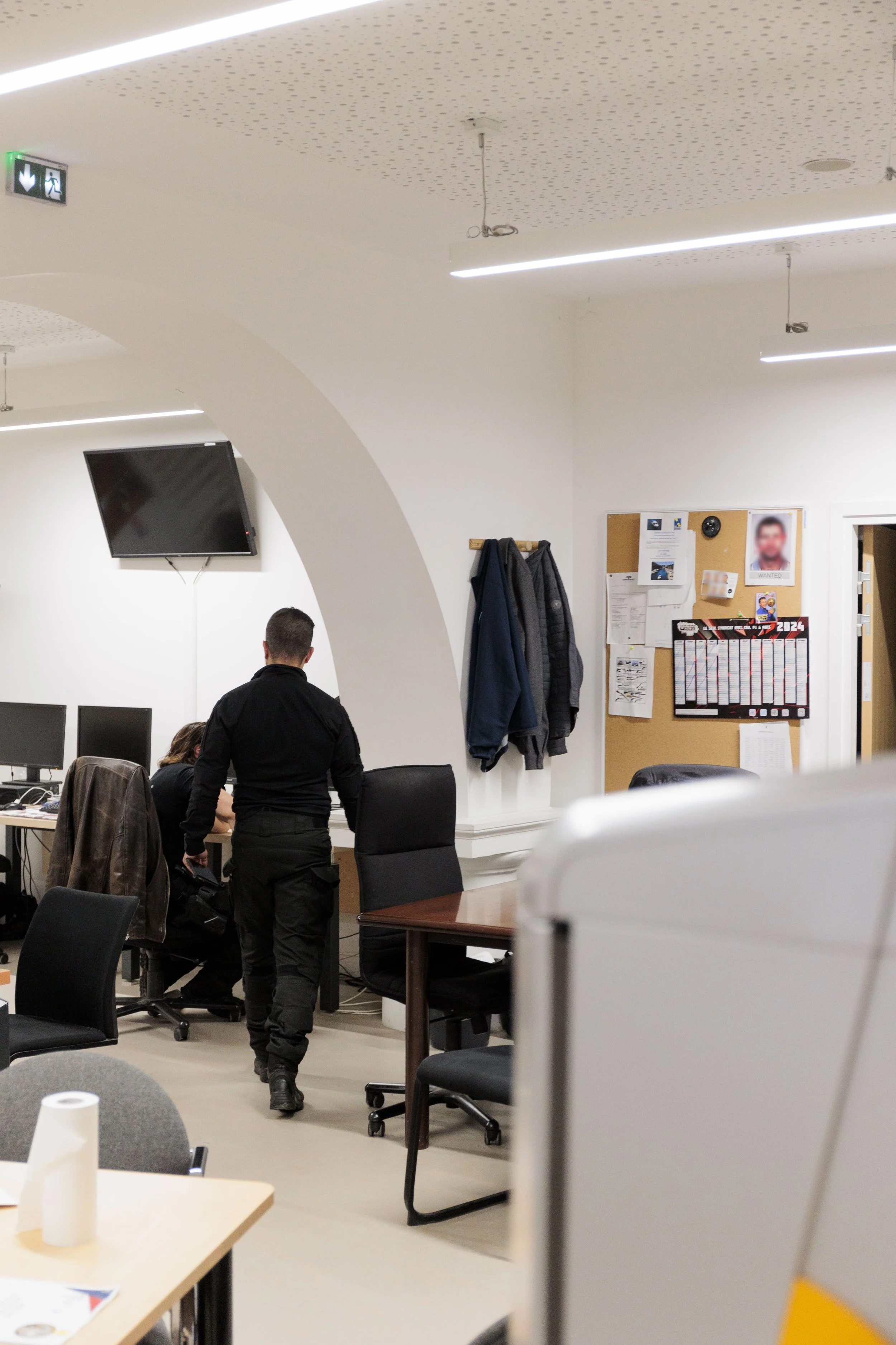 Bureau de police judiciaire où deux policiers de la Brigade de Recherche et d'Intervention se trouvent.