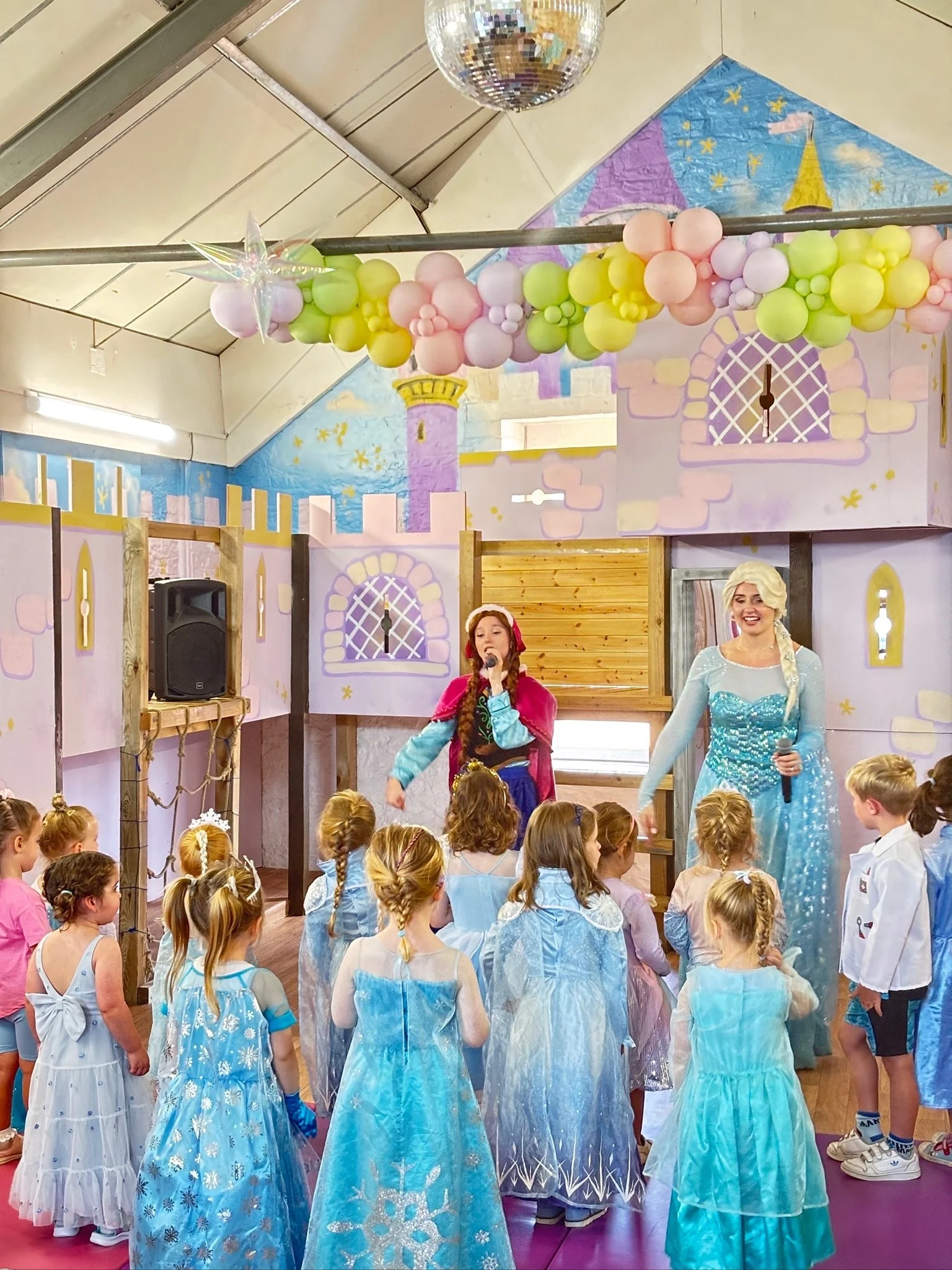 Tyfu Frozen event with special guests Anna and Elsa