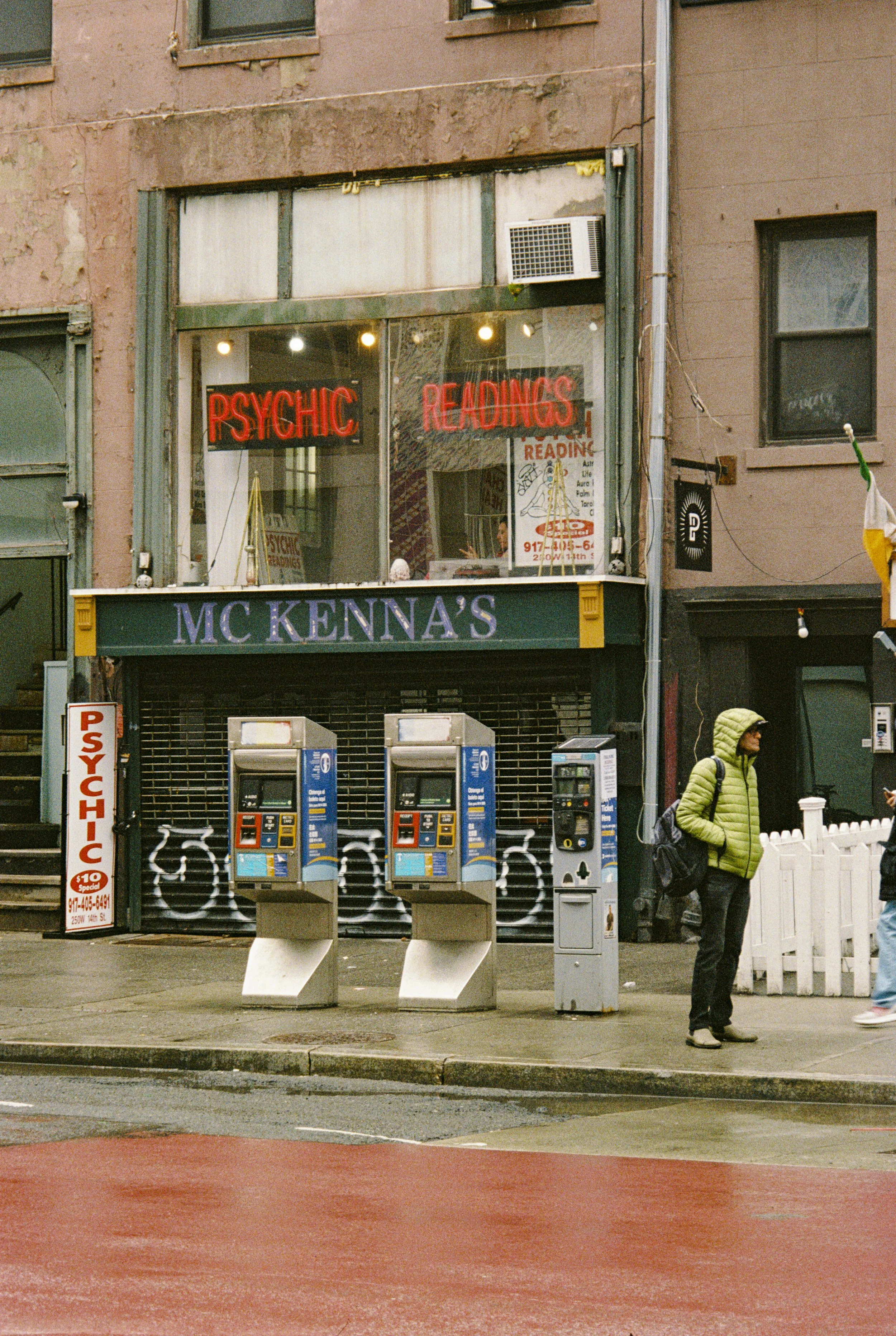 39309ad000014-R1-076-36A.jpg