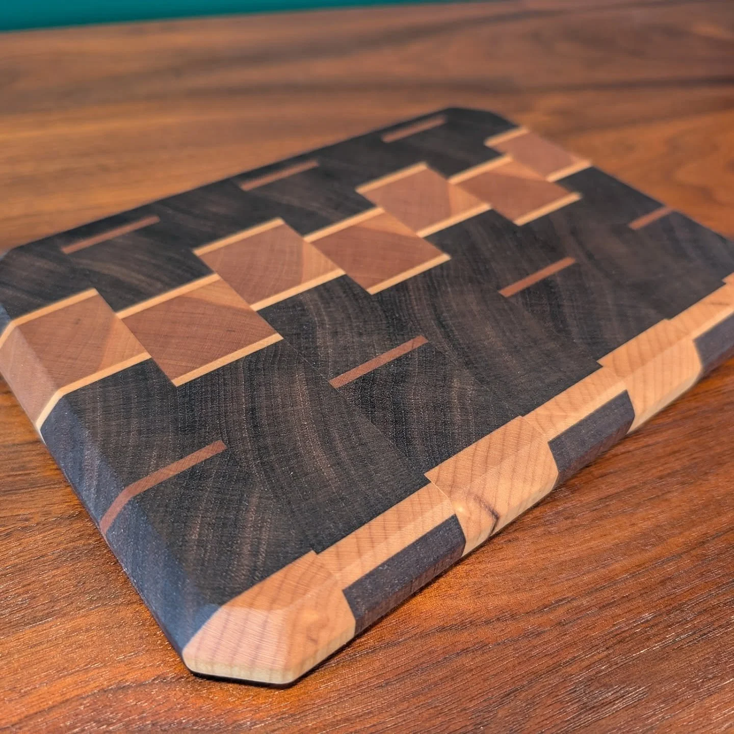 Asymmetrical End Grain Board ⚖️🪵
.
This piece was definitely intended to be asymmetrical from the start and certainly didn't partially explode when taking an accidentally more aggressive pass through the planer than intended 😬😐💥
But it was made f