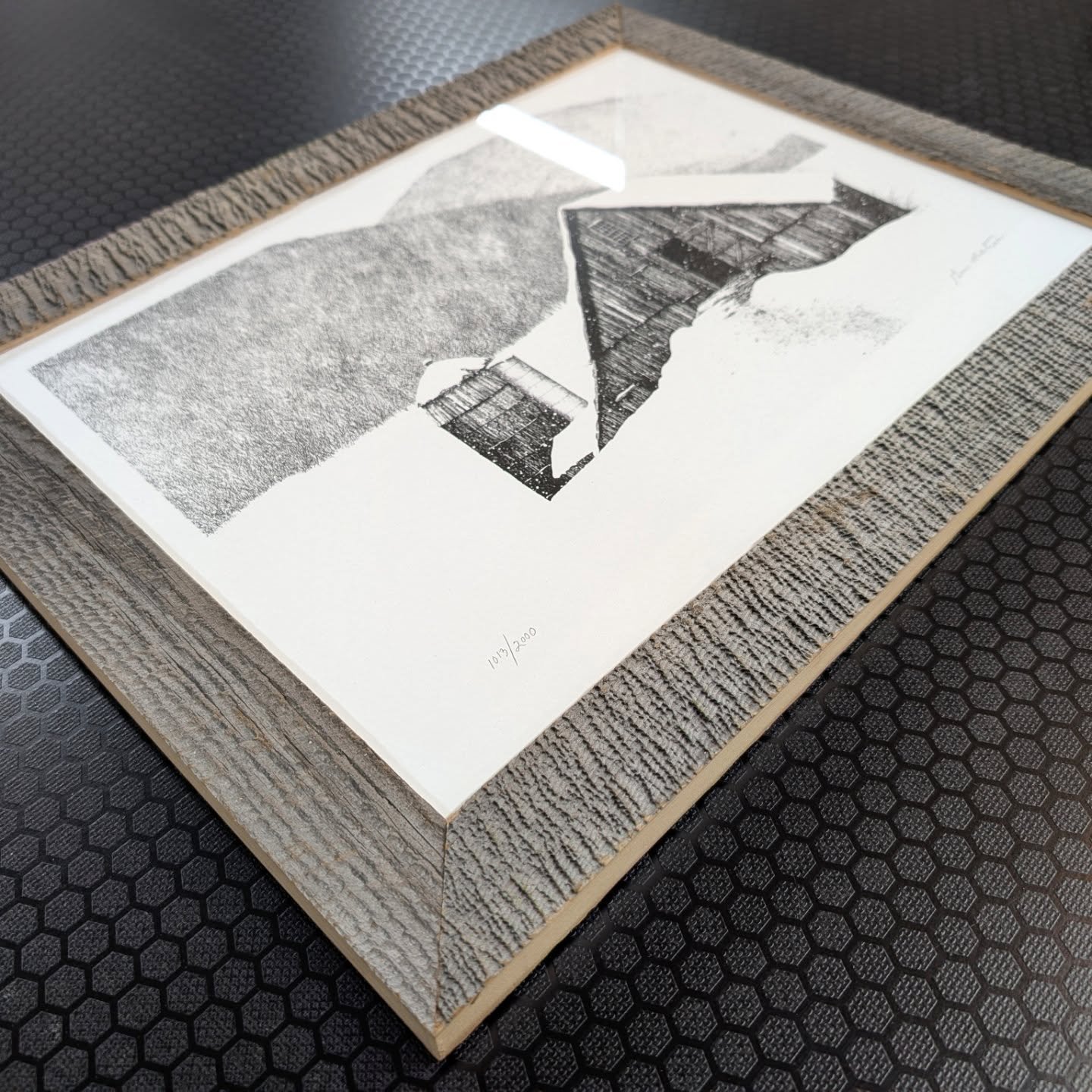 Barnwood Frame for Barn Art 👨&zwj;🌾
.
The texture on this very old wood is just SO cool; it almost looks like waves up close 🌊👀
Despite the risk of barn theme overload, I felt the weathered grey of the wood went together too well with the black a