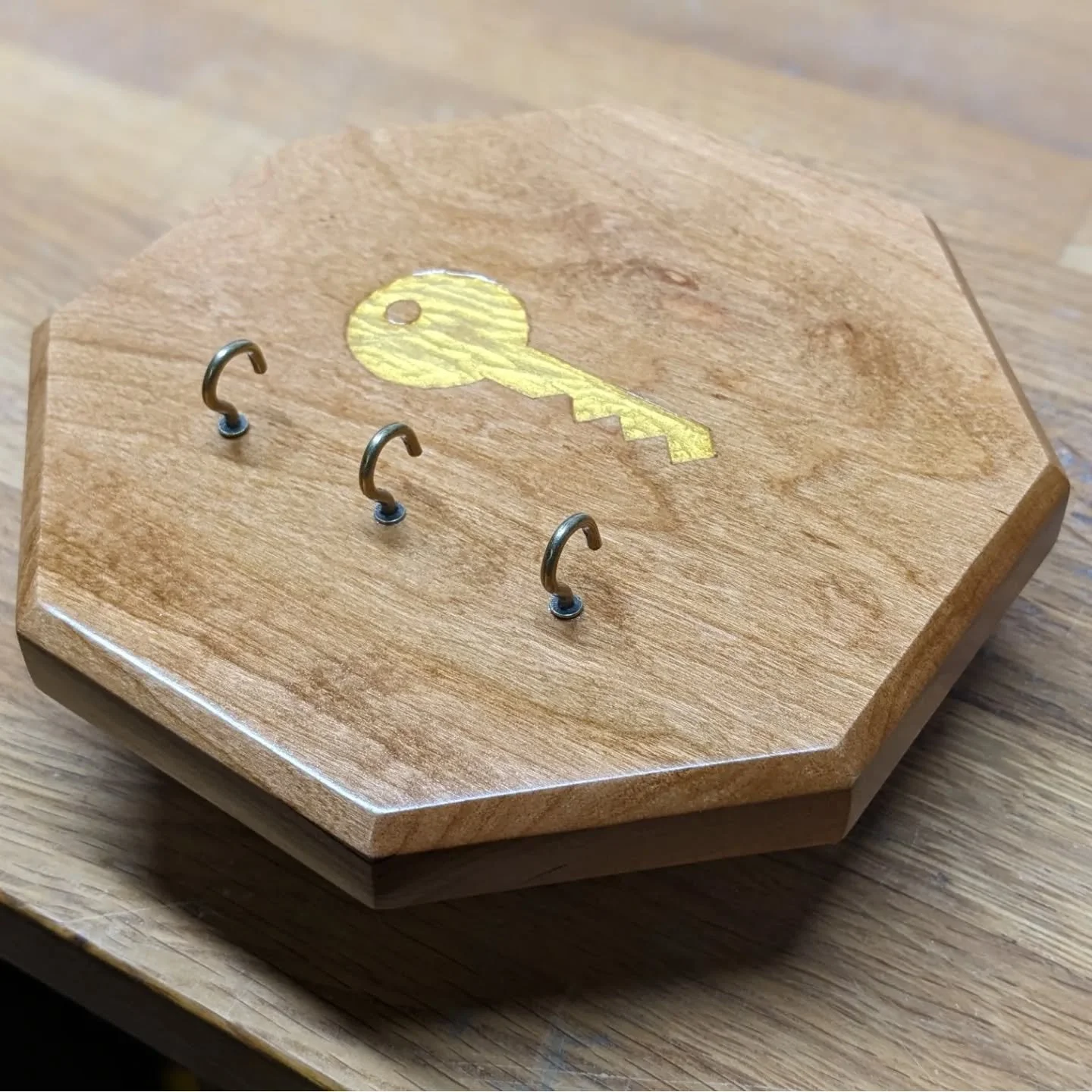 Cherry Octagon Key Rack 🍒🛑🔑
.
I'd made this project a couple years ago in 2023 but forgot to post it, so here it is now! 😅
.
Hand carved and painted key 🖐️
Brand by @gearheartindustry 🔥
Finish by @varathane ✨
.
#cherry #octagon #handmade #woodw