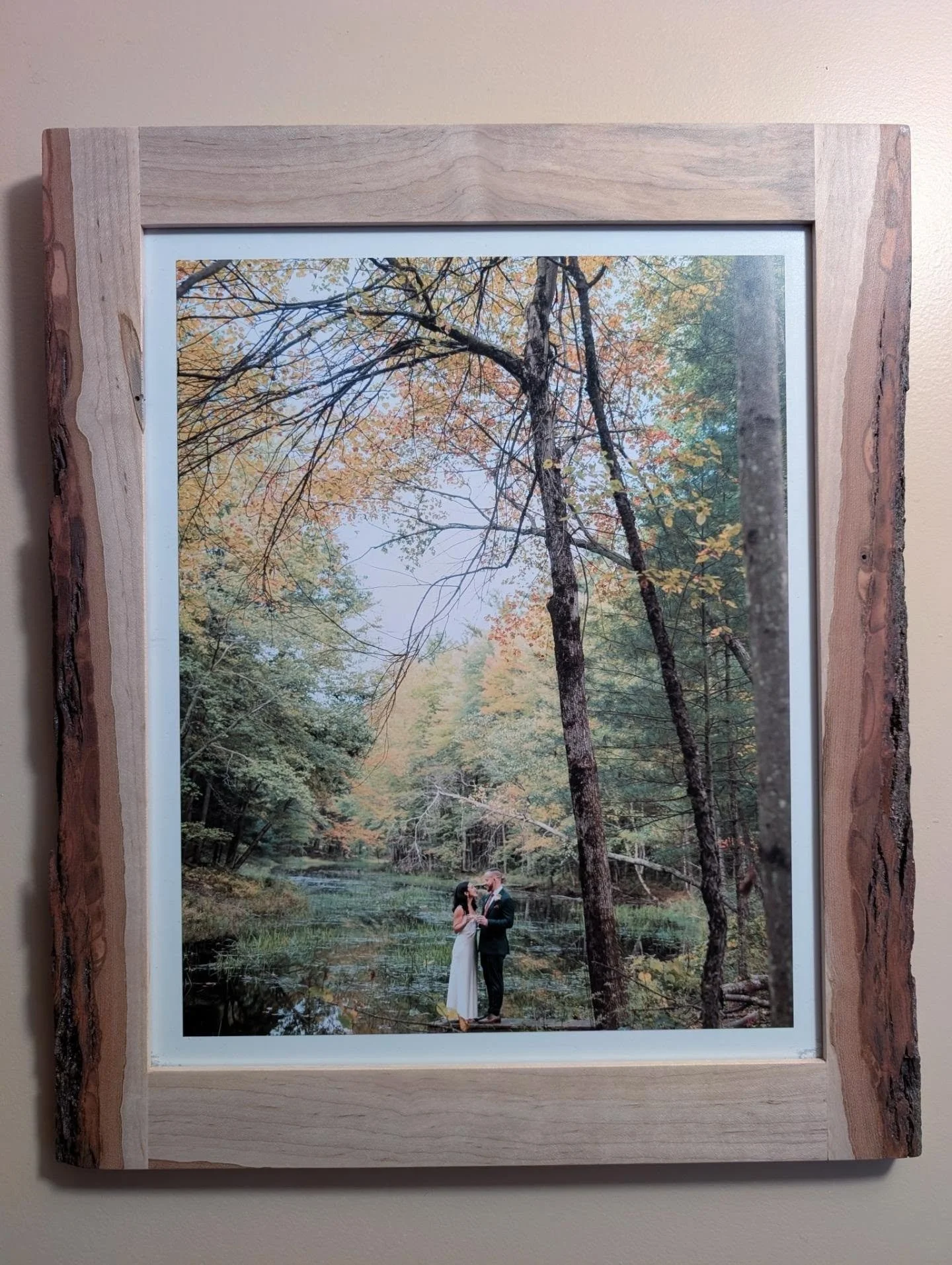 Live Edge Wedding Pic Frame 🌳👰&zwj;♀️🖼️
.
I used some Maple off-cuts from the dining room table build to make a large frame to house one of my favorite shots from our wedding a few years ago that was taken in our back yard by the incredible Jen Ol