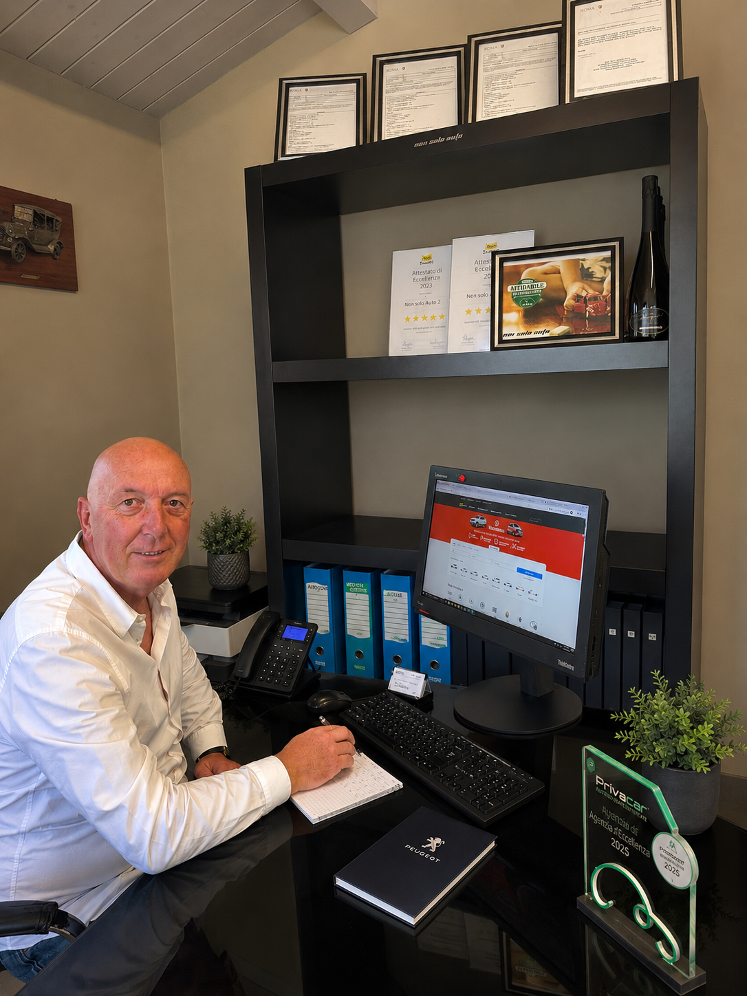 Gianni che dirige non solo auto il suo concessionario dal suo ufficio a casal palocco