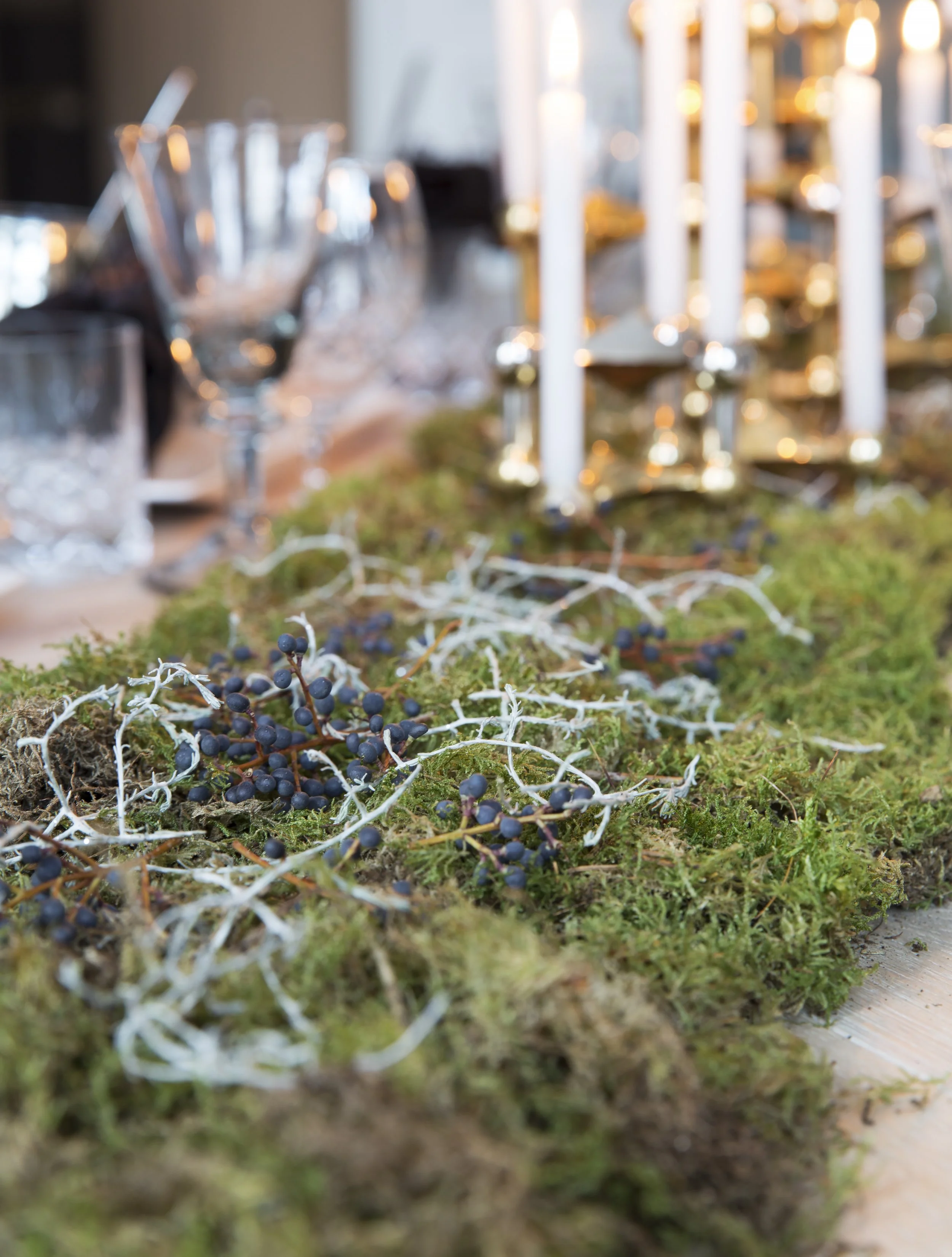 Ved å bruke naturmaterialer som mose, lav, kongler og en begrenset fargepalett i nøytrale farger, kan julepynten godt komme frem tidlig og ryddes bort sent.