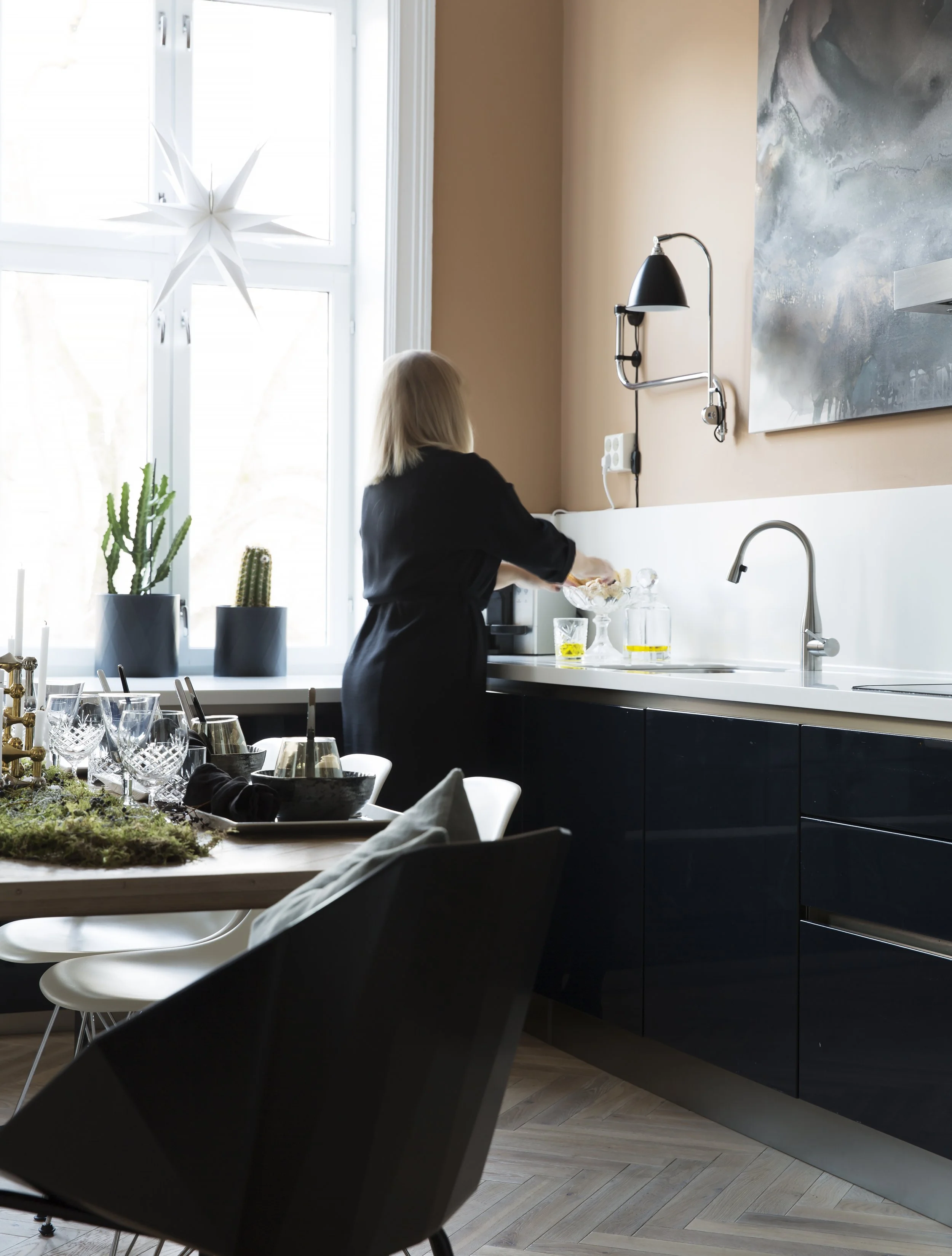 Kjøkkenet, med mørkeblå høyglansfronter og benkeplate i Corian er fra Schmidt. Det var en av de få elementene som Catrine og Per Ove valgte å beholde som det var da de pusset opp.