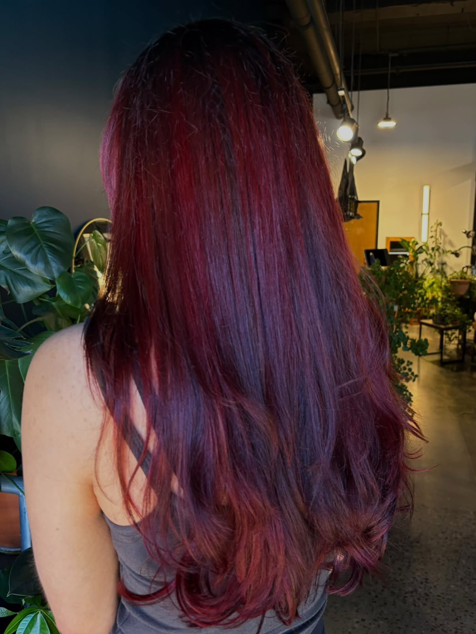🍒🤌🏼✨

Hair by - @_sinister_strands 

#cherry #oligo #treslounge #hairstylist #vividspecialist
