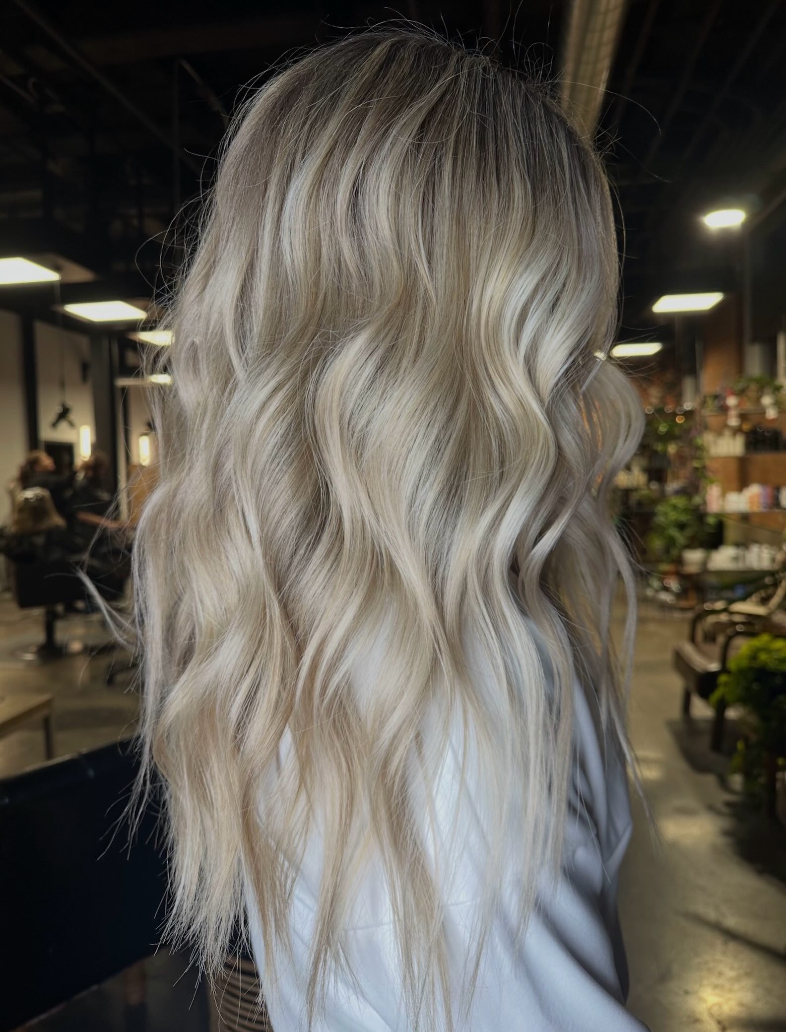 Blonde goals. 

Hair by - @colormeizzy 

#blondebombshell #blondehairdontcare #caluragloss #blacklightlightener #tresloungewestfield