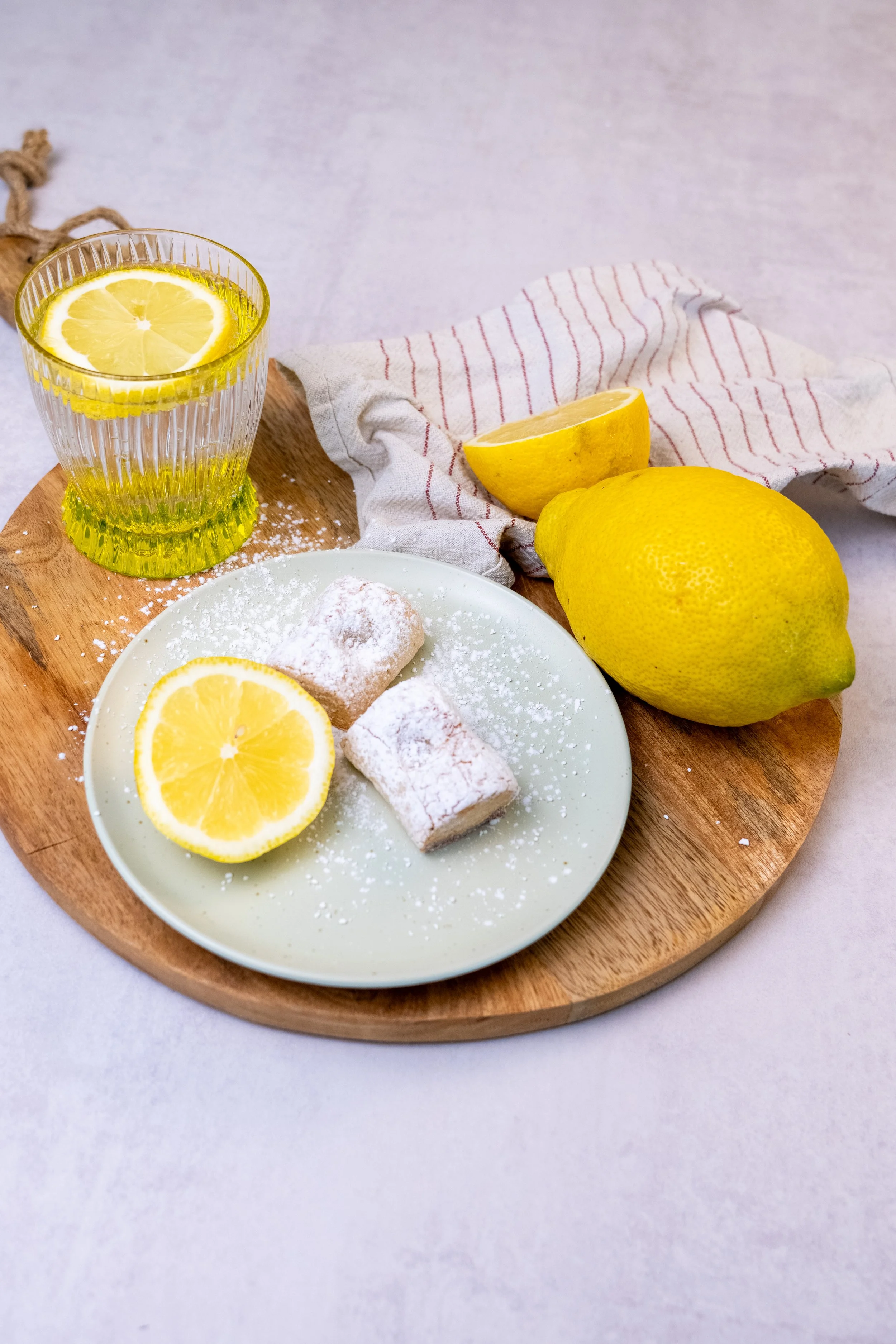 Sizilianische Zitrone-Amaretti auf einem Teller mit frischen Zitronen