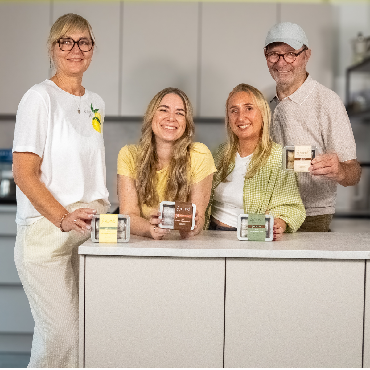 Das Welpino-Team mit Amaretti-Verpackungen