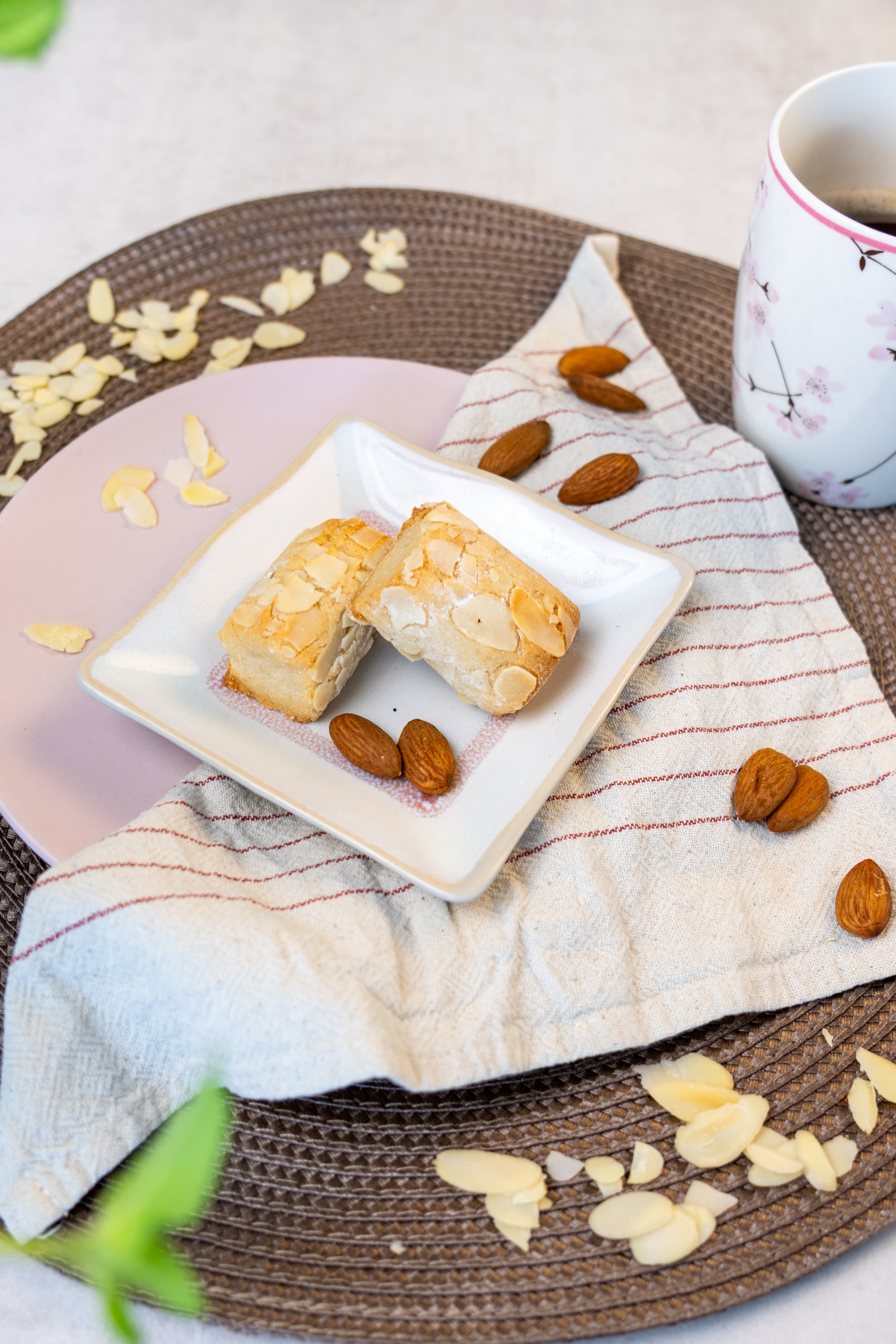 Klassische Welpino Amaretti mit Mandeln und einer Tasse Kaffee