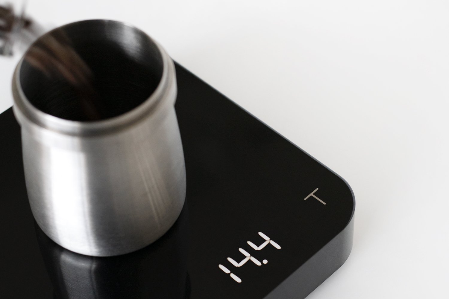 Acaia Pearl Pitch Black Lifestyle3.jpg (Copy)