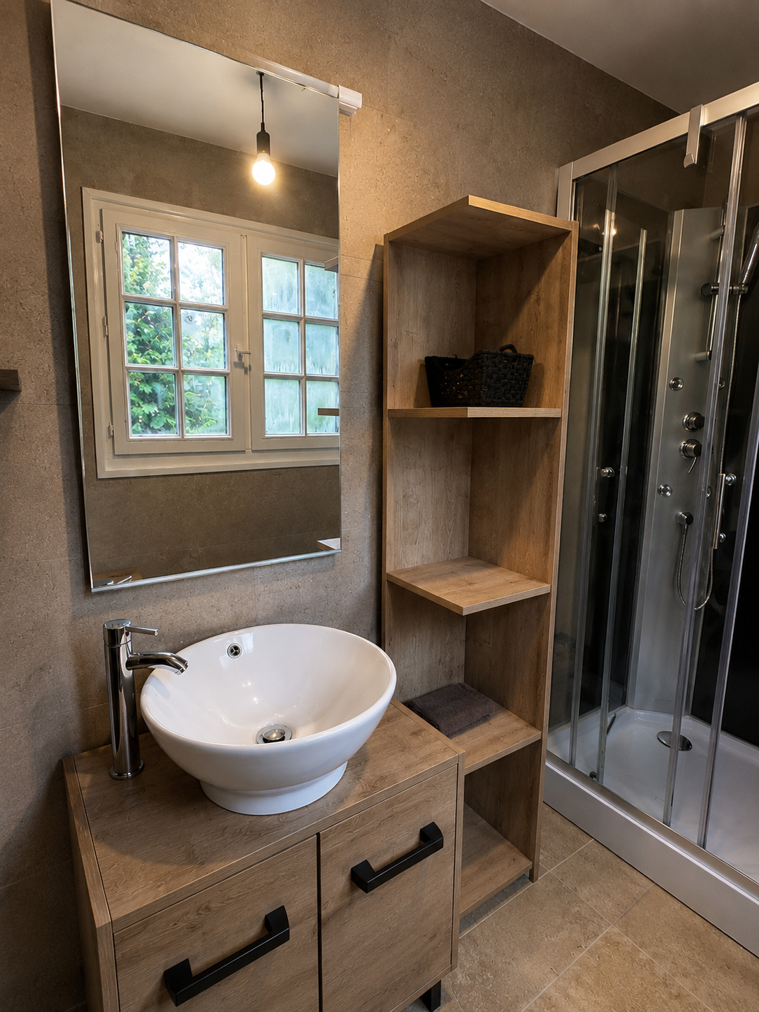 Une salle de bain avec un miroir, un lavabo en forme de bol blanc sur un meuble en bois, une armoire en bois avec plusieurs étagères, une cabine de douche en verre et une fenêtre laissant entrer la lumière naturelle.