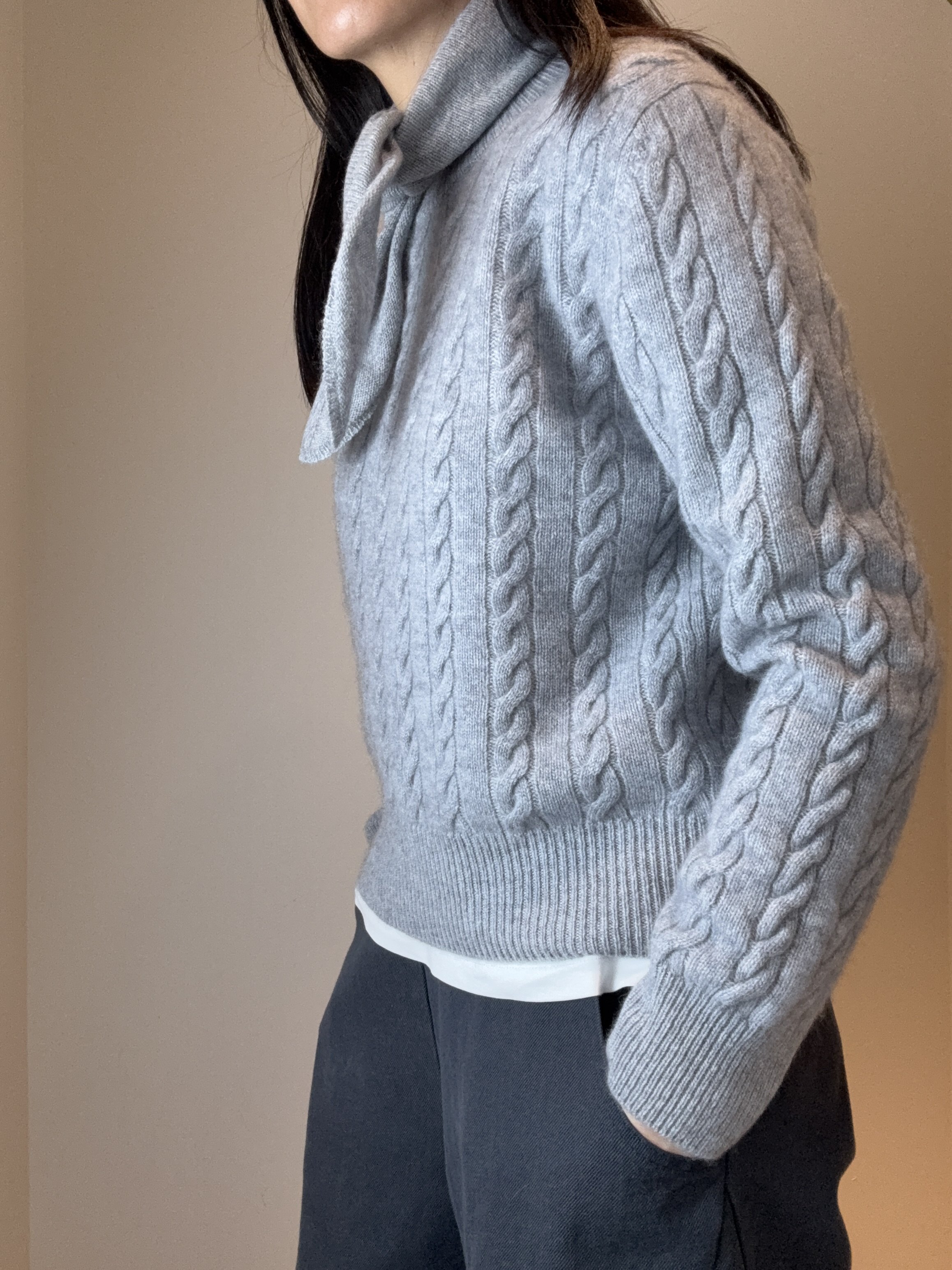 cashmere-cable-knit-sweater-light-grey-03.jpg