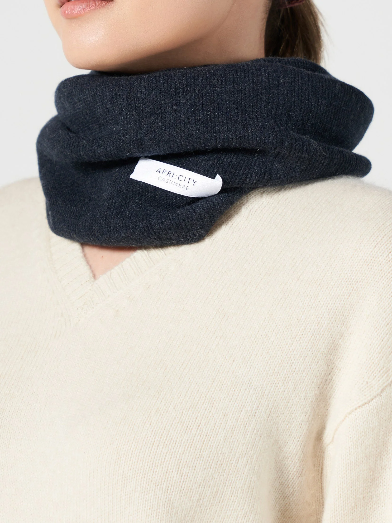 cashmere-tube-loop-scarf-charcoal-5.jpg