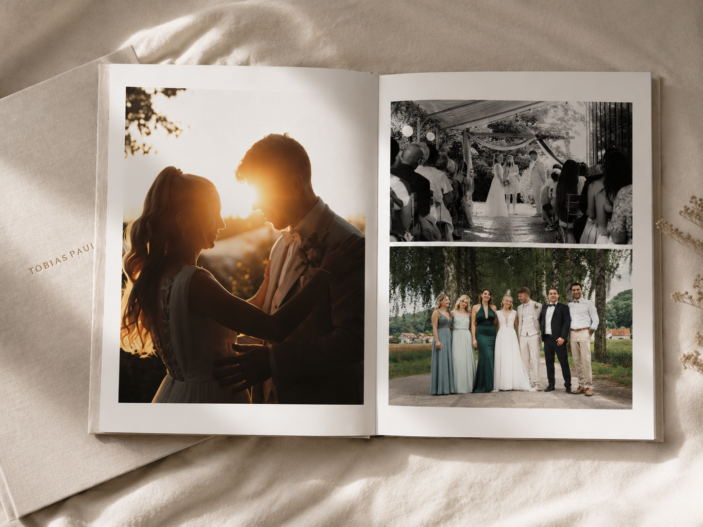 Fotobuch mit Hochzeitsfotos, links ein Pärchen im Sonnenuntergang, rechts oben eine Hochzeitszeremonie im Freien, rechts unten eine Gruppe von Hochzeitsgästen und Brautpaar im Freien