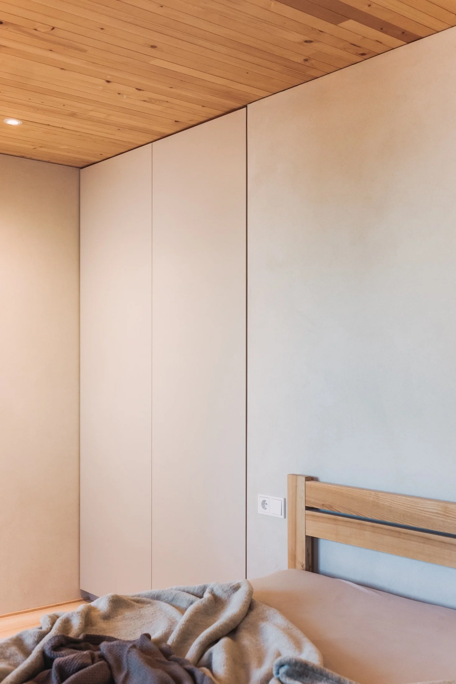 Kalkmarmorputz an Bettrückwand