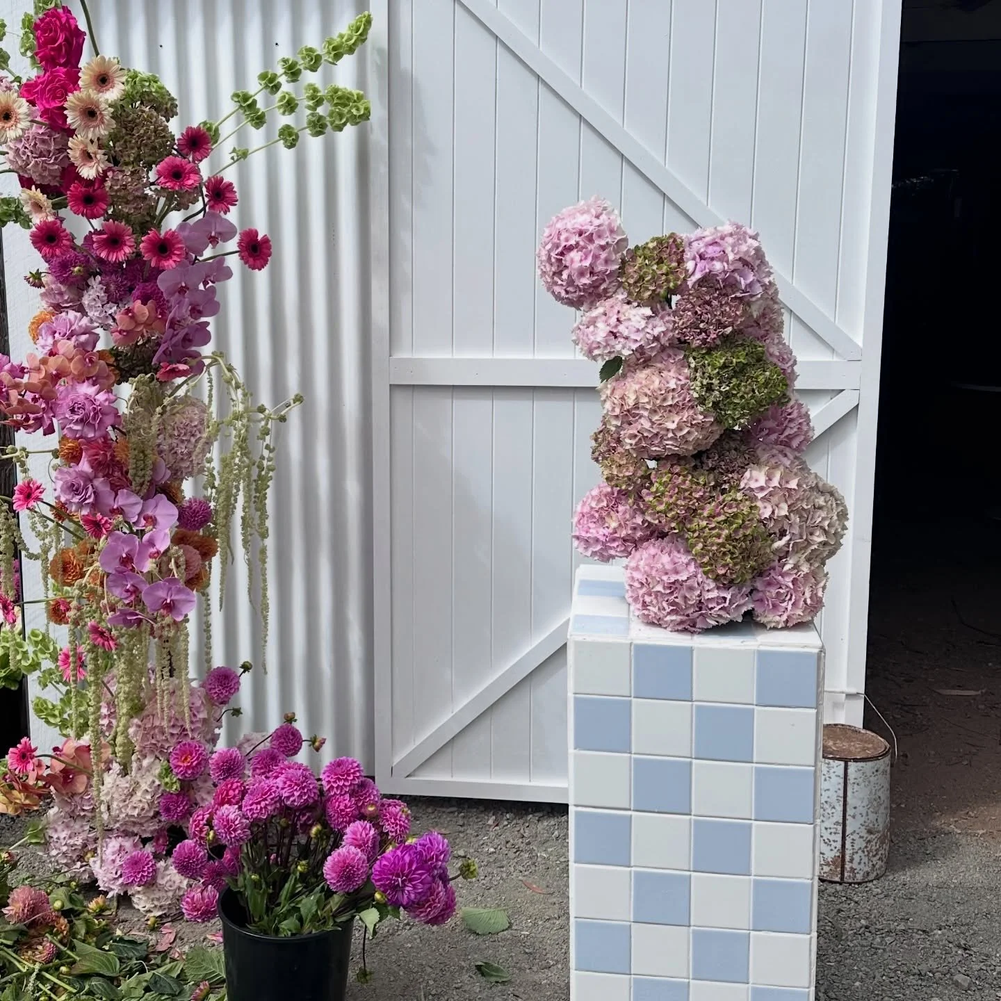 Hydi season = my favourite season. ☁️☁️☁️☁️

There&rsquo;s nothing better than big fluffy blooms and a bride who trusts me to run with a vision and bring it to life 🌸 

Plinths inspired by our fav @beckrocchiphotography ❤️&zwj;🔥