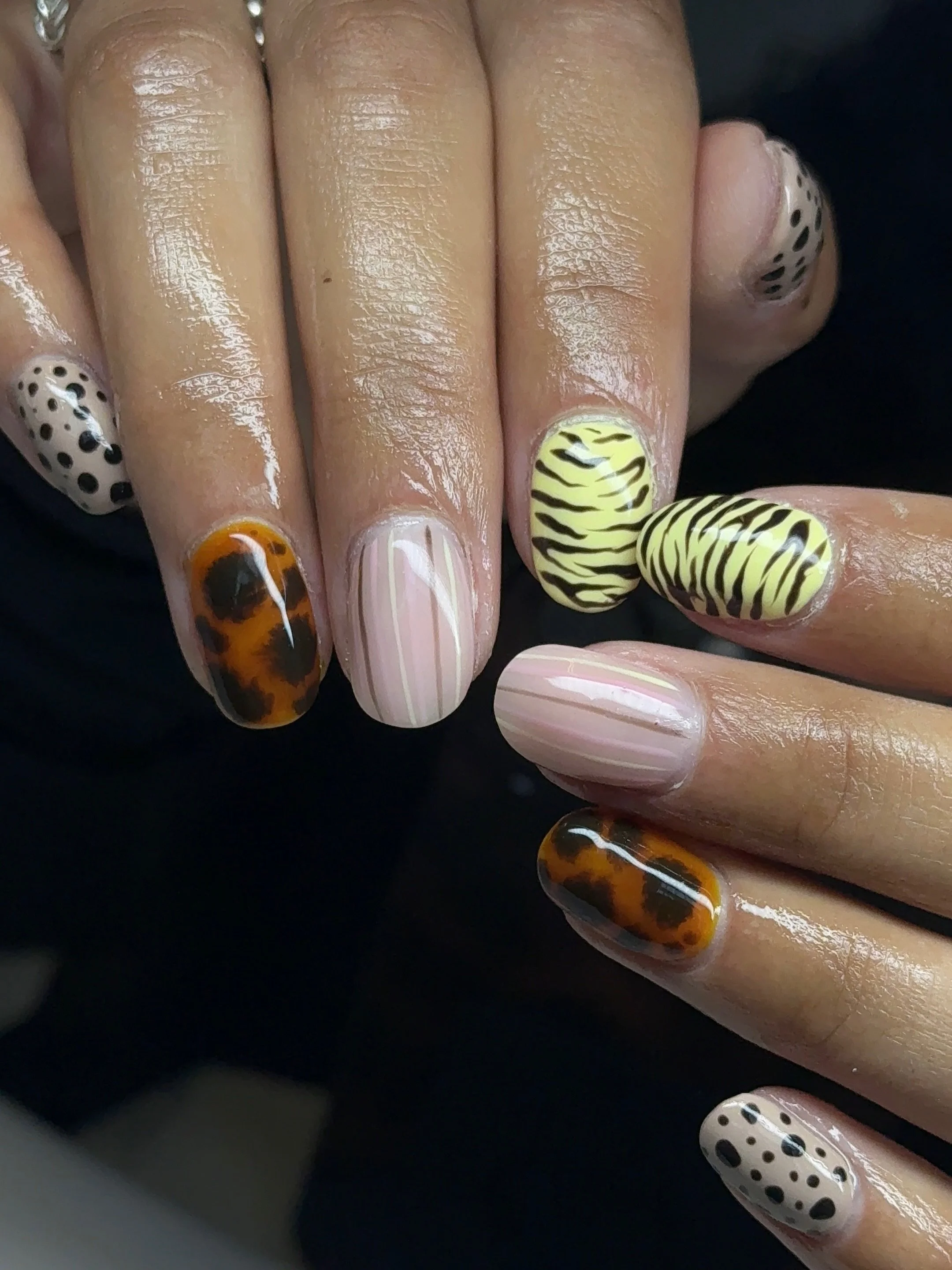 End of August = Fall Nail inspo🤭🤎🍂 here&rsquo;s some transitional nails from summer to early fall!

This is my favorite season of nail colors and trends! Let&rsquo;s create ladies✨ 

#fallnailinspo #nails #buildergel #russianmanicure #fallnails