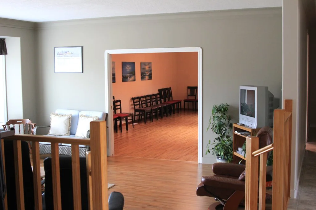 Swan Lake RV Resort clubhouse lounge area with meeting room in the background.
