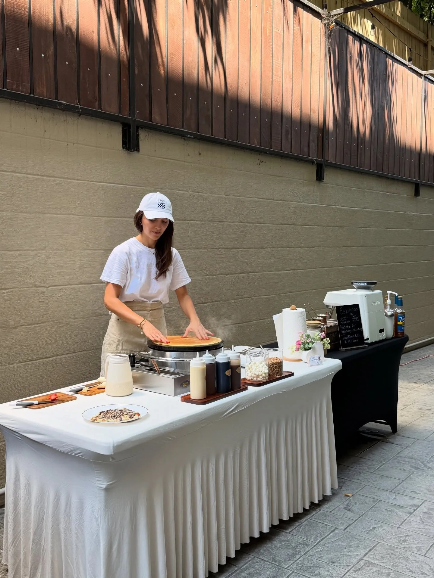 A refined touch for your event. ✨
Salmon &amp; Philadelphia cream cheese, paired with an iced coffee.