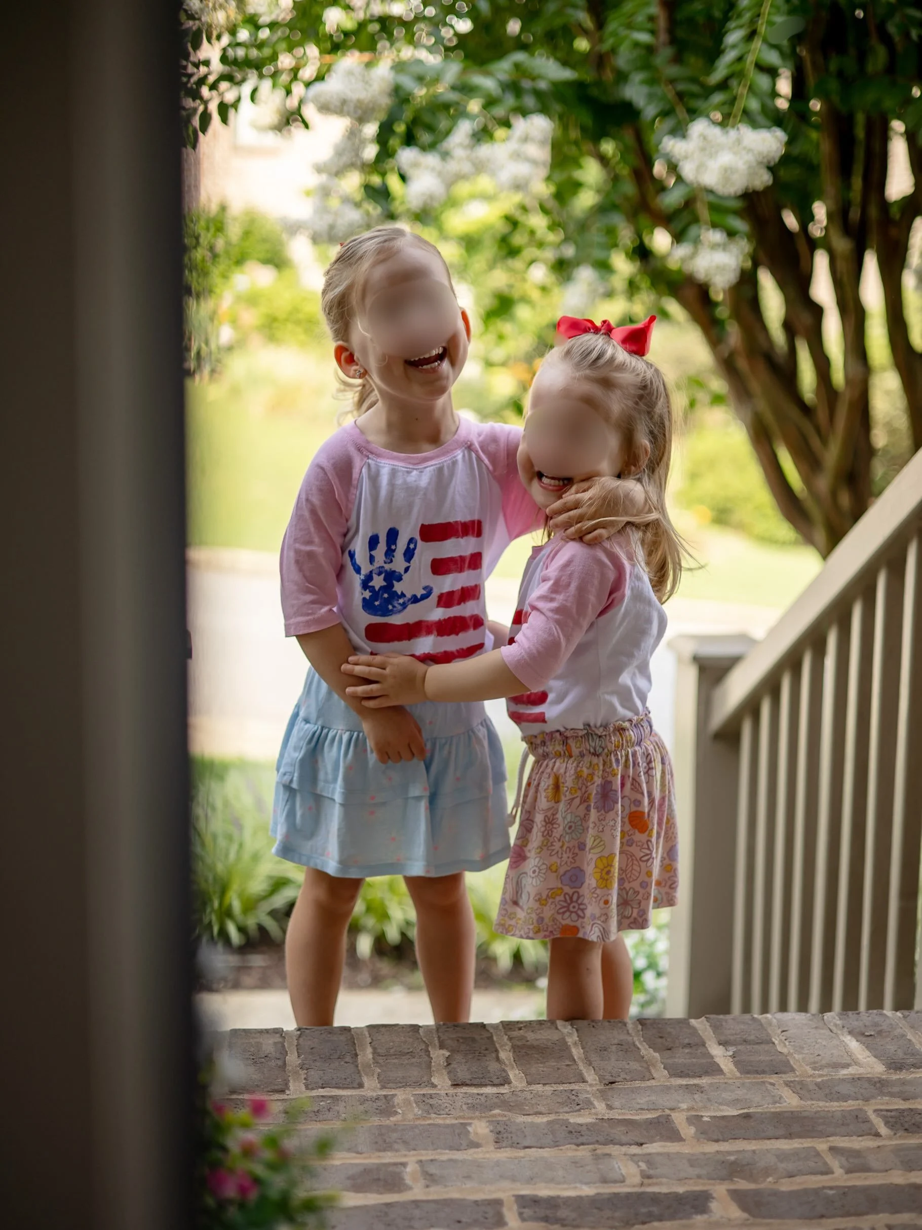 a sweet sister spotting 😍 little giggles caught my attention and i turned around to this moment. long live sisterhood 🤍 
&bull;
&bull;
&bull;
&bull;
atlanta family photographer, smyrna ga photographer, atlanta kids photographer, metro atl photograp
