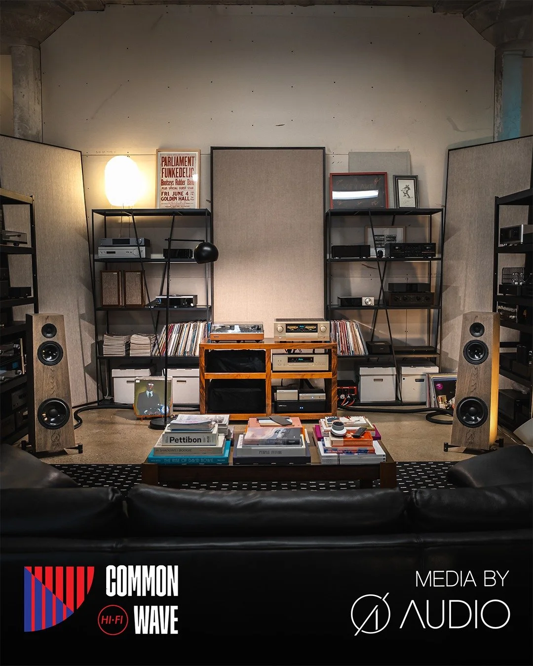 Los Angeles, in voller Schwingung.

Einige Eindrücke von einer unvergesslichen Hörsitzung bei Common Wave Hi-Fi – konzentriertes Zuhören, tiefgründige Gespräche und ein Raum voller echter Neugier auf die Musik und die Anlage. Die Fragen, Reaktionen und offenen 