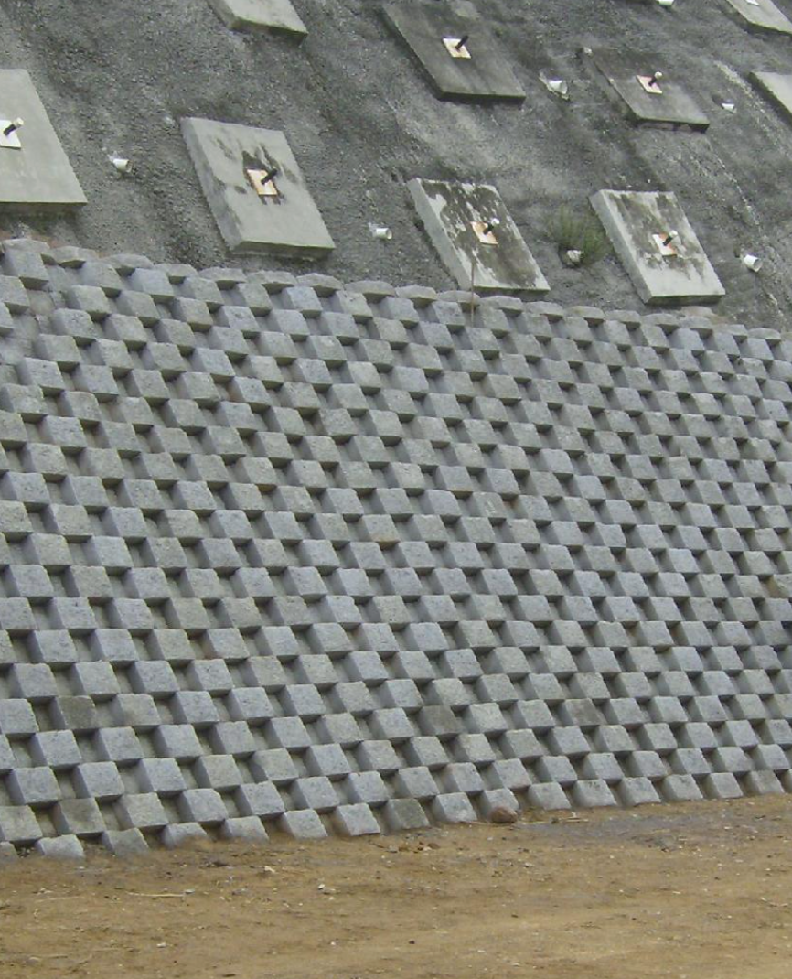 Muro de bloques de concreto en una estructura en proceso de construcción.