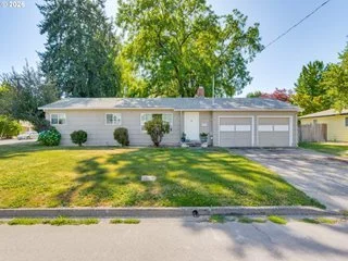 📅OPEN HOUSE - 9/19  11am-1pm
📍1349 SW MELROSE AVE, McMinnville, OR 97128

Terrific Yard! Classic Ranch Style Home with 3 Bedrooms and 1.5 bathrooms on large corner lot in sought after Linfield neighborhood. Warm wood floors throughout the home with