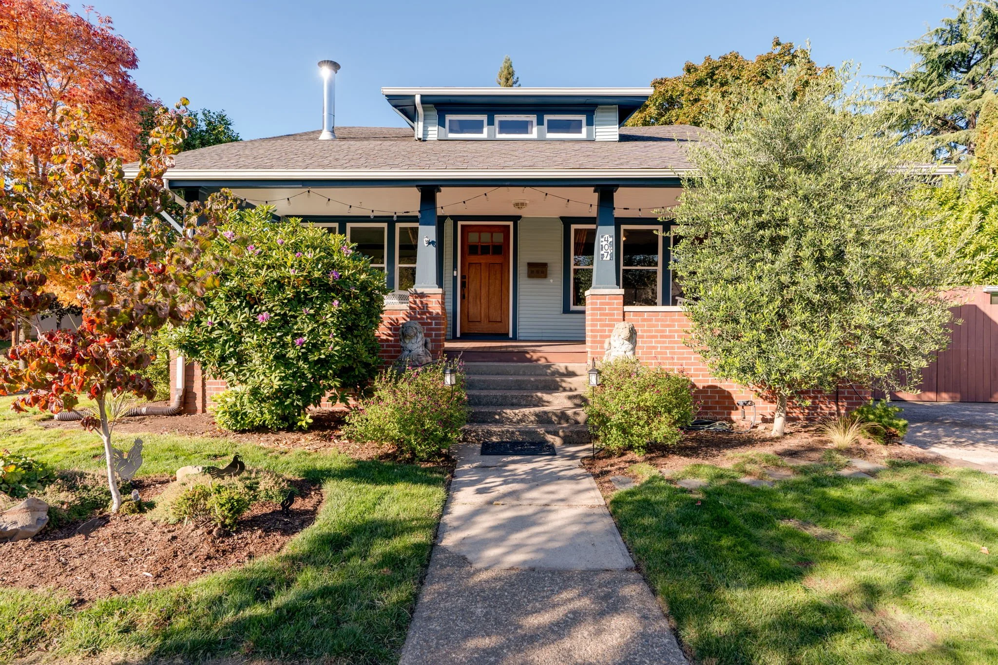 ✨ A McMinnville Classic, Just Listed! 
📍407 NE 13TH ST, McMinnville, OR 97128
🏡4 bd | 2 ba | 3000 sq ft

Historic Craftsman bungalow with timeless charm in a wonderful McMinnville location. An inviting front porch welcomes you into warm, beautifull