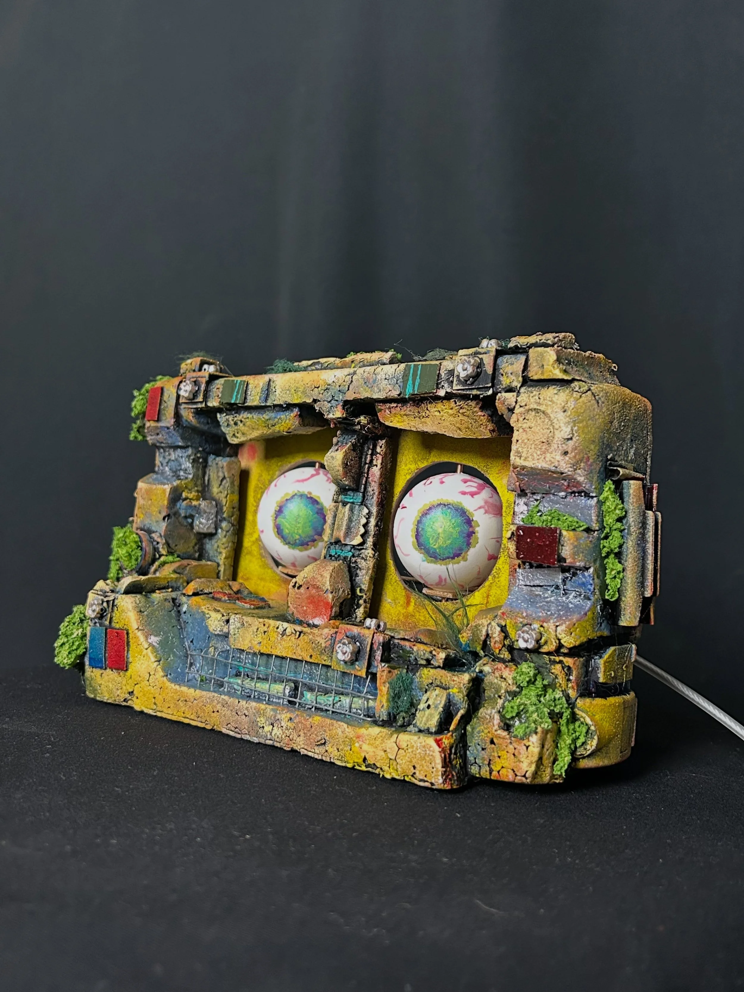 Remind me to bring a phone stand when I want to record videos, especially away from home! Mini eye mech I wanted to make an extra decorated face for. 
 Lil robot that could :) 

Enjoy 
#Artist #eyemechanism #student #spfxartist #spfx