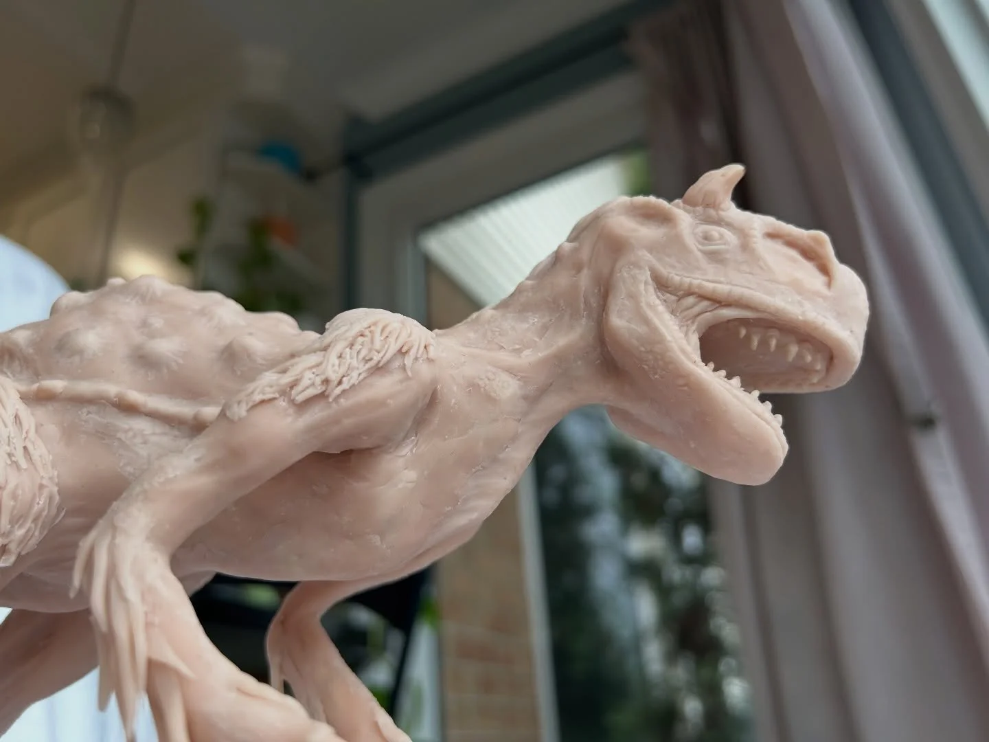 And the last few sculptures of the semester, time was quite short so I wish I coulda spent more time fixing up the anatomy on the hybrid dinosaur, mes c&rsquo;est la vie. 

A maquette of whatever made out of sculpy and a animatronic shell sculpture w