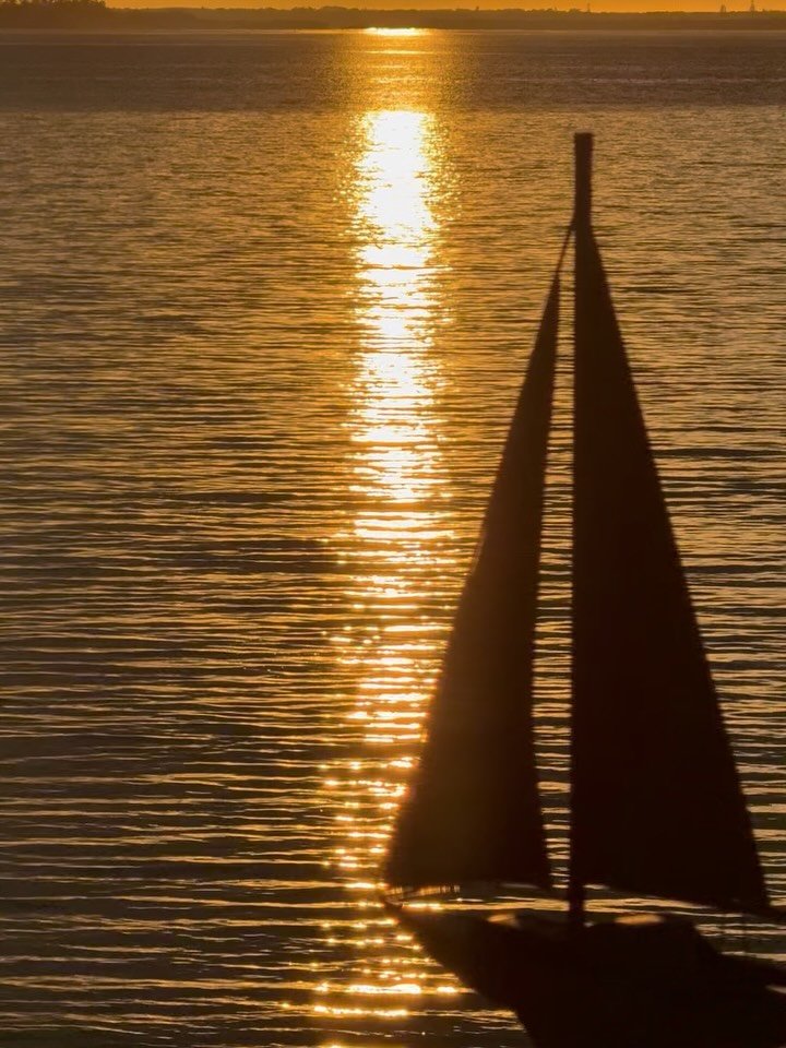 Three sun filled days

Three glorious sunrises

Three beautiful moon beams

Three reasons to book your Stay

#sunrise #fullmoon #55_portstephens