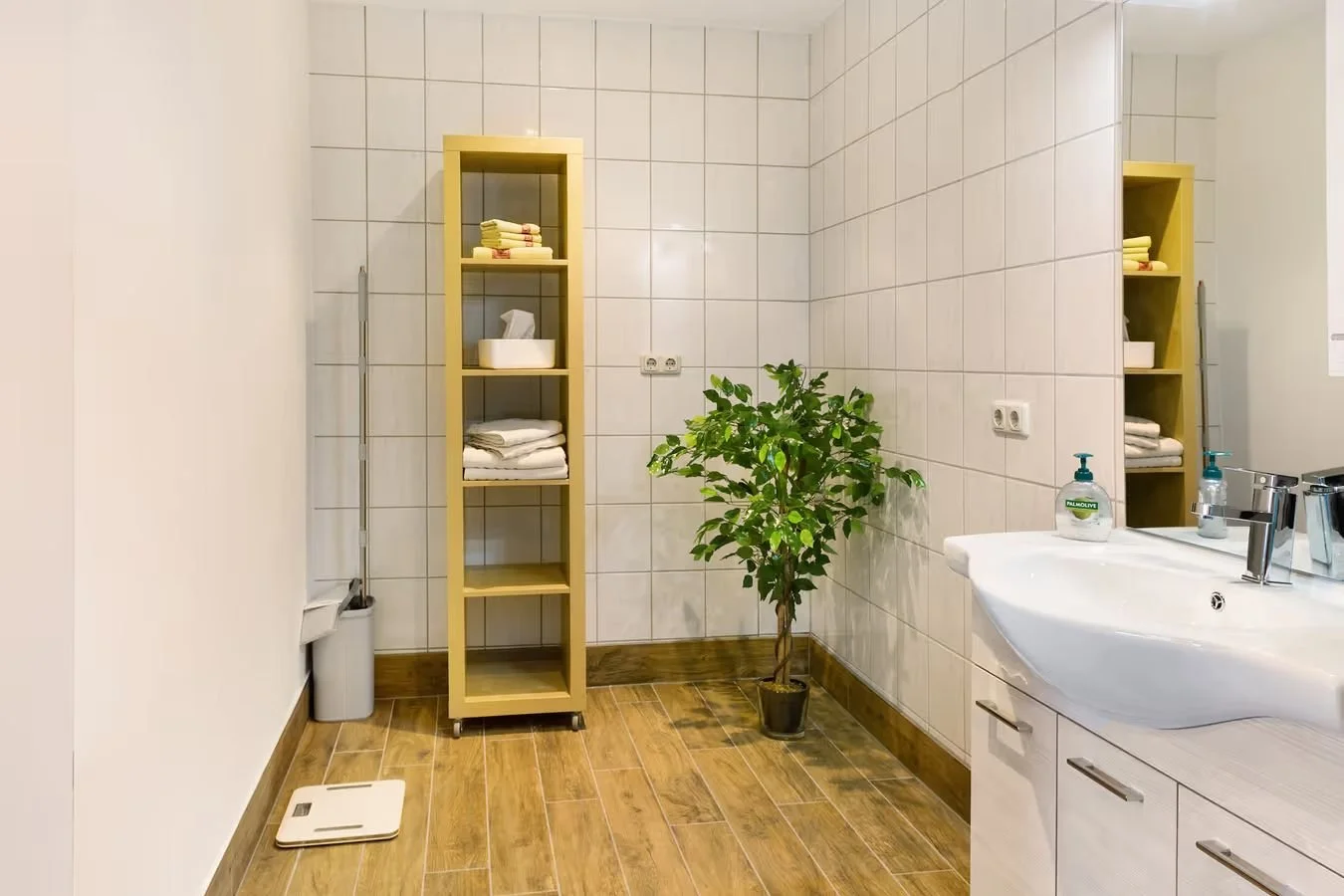 Helles Badezimmer der Ferienwohnung 34A mit viel Platz und barrierearmer Gestaltung