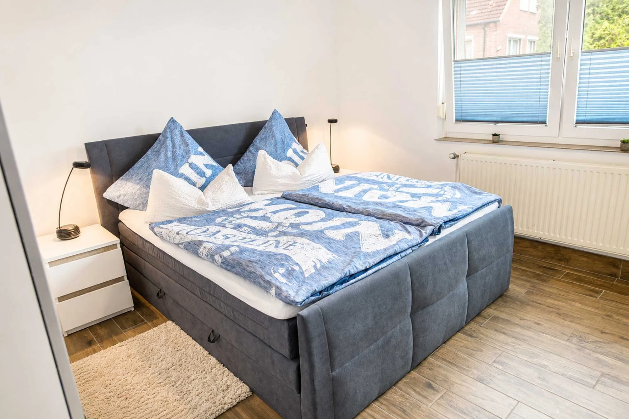 Gemütliches Doppelbett im Schlafzimmer