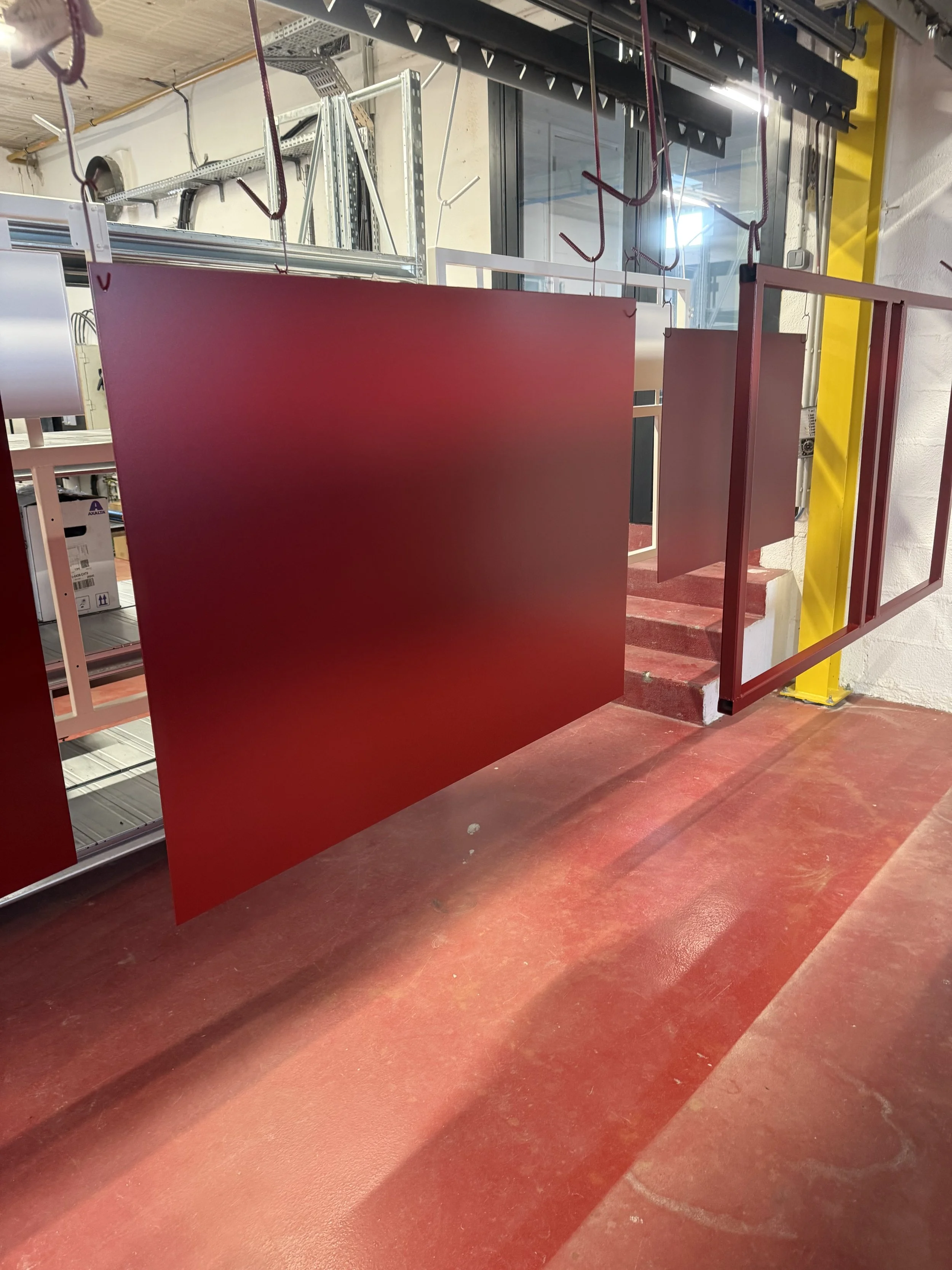 Thermolaquage support acier projection peinture rouge epoxy