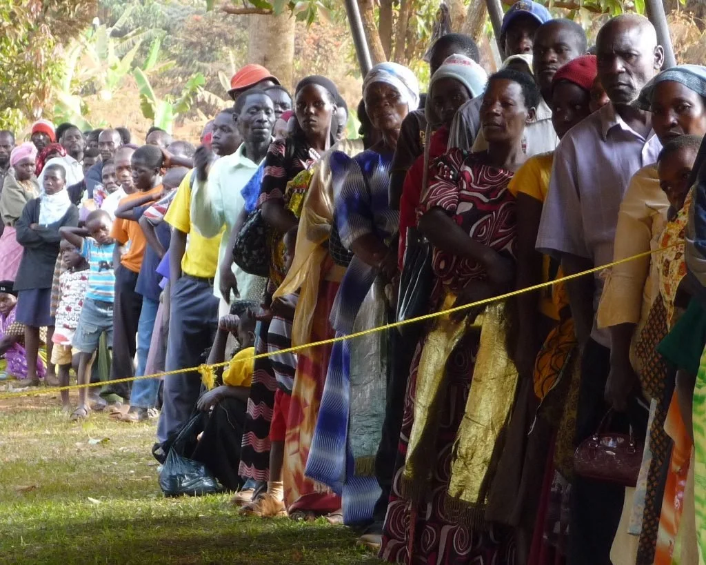 photo_uganda_line.jpg