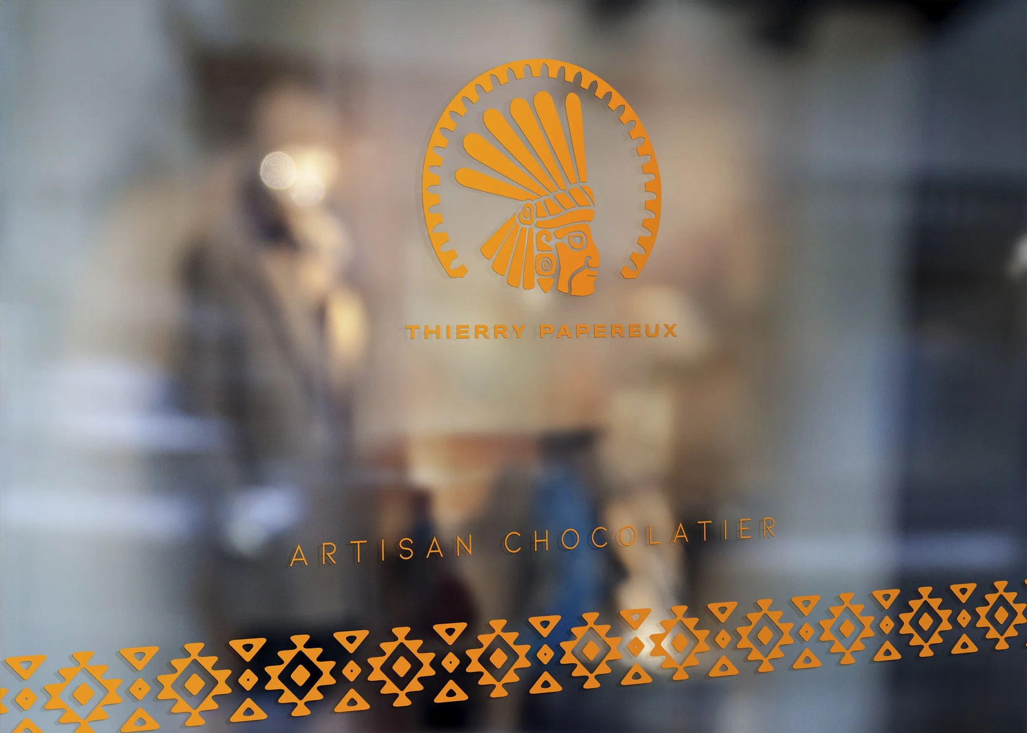 Logo Thierry Papereux, chocolatier, mis en scène sur la vitrine de la boutique