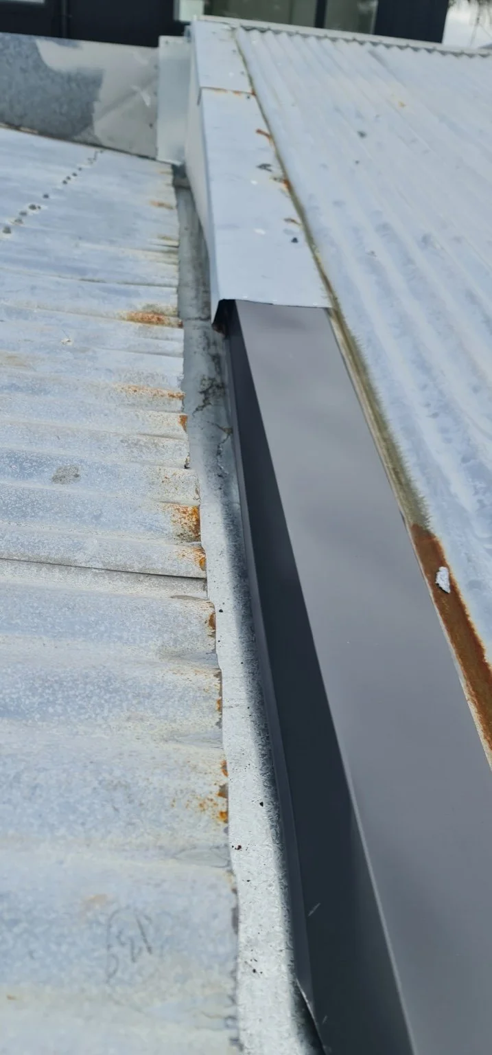 Weathered metal roof before roof painting and restoration in Auckland