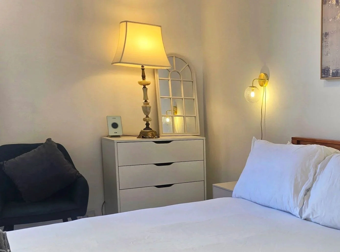 Fisherton Street 98A bedroom - comfortable self-catering holiday apartment in Salisbury city centre, ideal for couples and city breaks, cozy