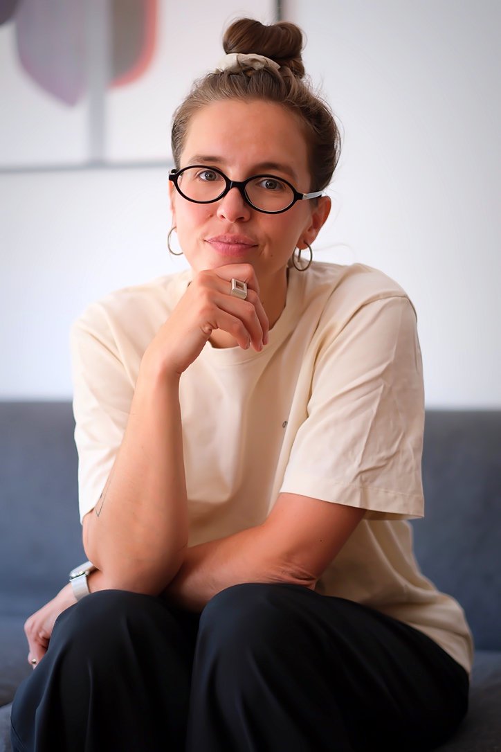 Sinje Guldner Keemss im nachdenklichen Gespräch in ihrer Praxis