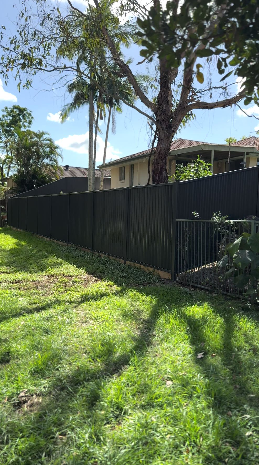 colorbond and sleeper fencing built in southport