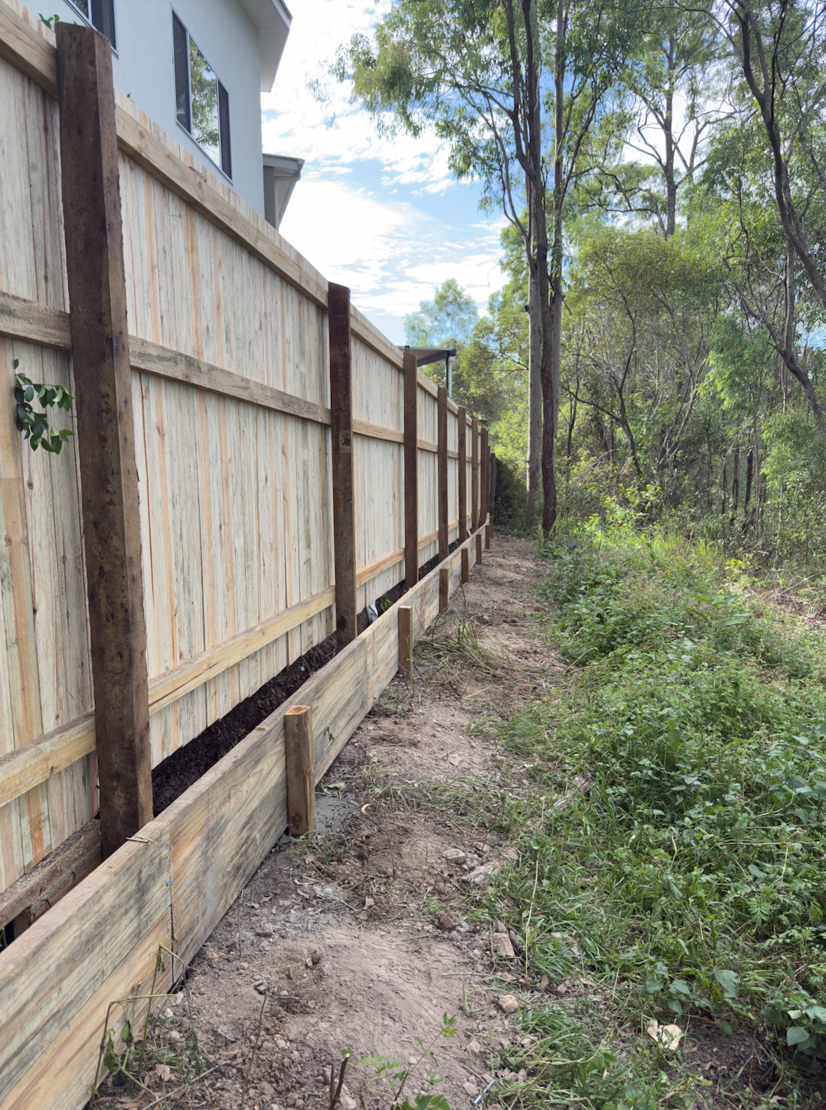 timber retaining wall and timber fence built in currumbin
